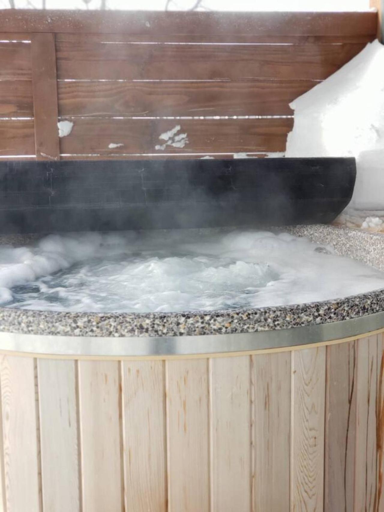 Inn The Orchard, Modern Cottage, private Hot Tub