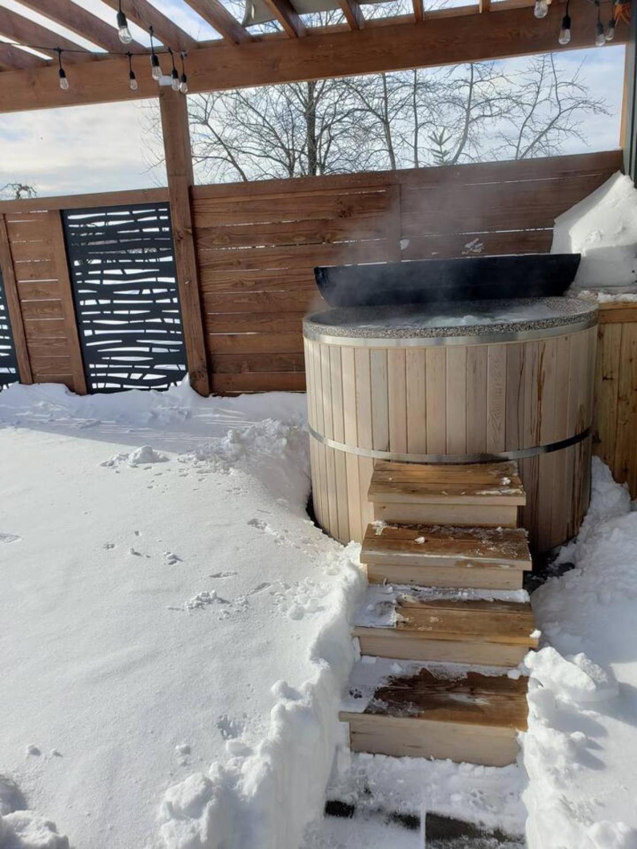 Inn The Orchard, Modern Cottage, private Hot Tub