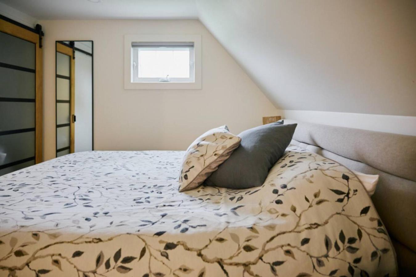 Inn The Orchard, Modern Cottage, private Hot Tub