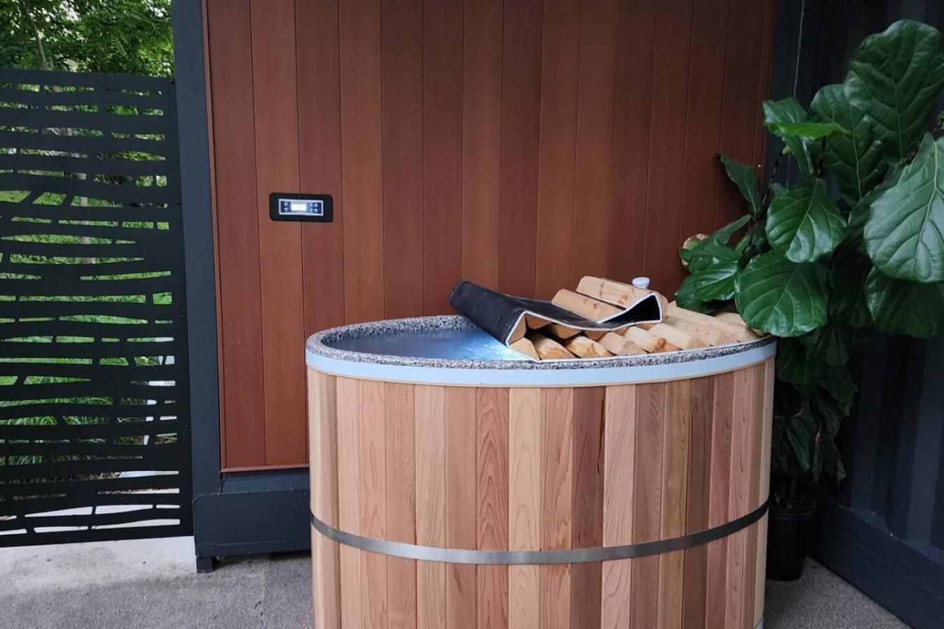 Inn The Orchard, Valley View, Modern Container