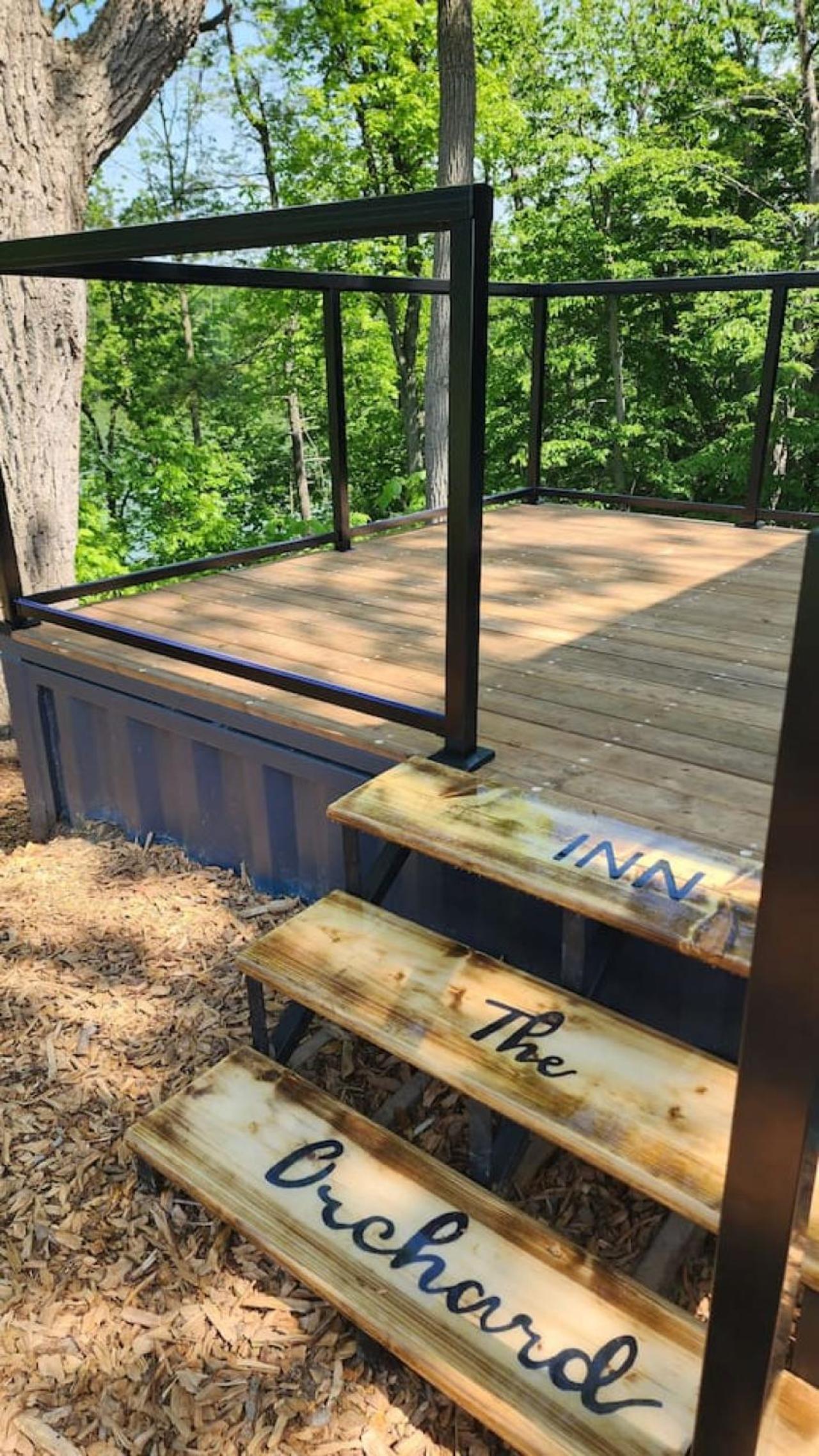 Inn The Orchard, Valley View, Modern Container