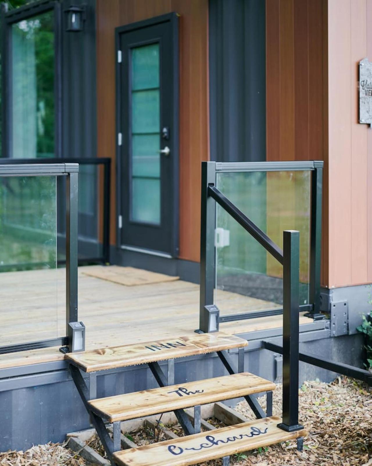 Inn The Orchard, Valley View, Modern Container