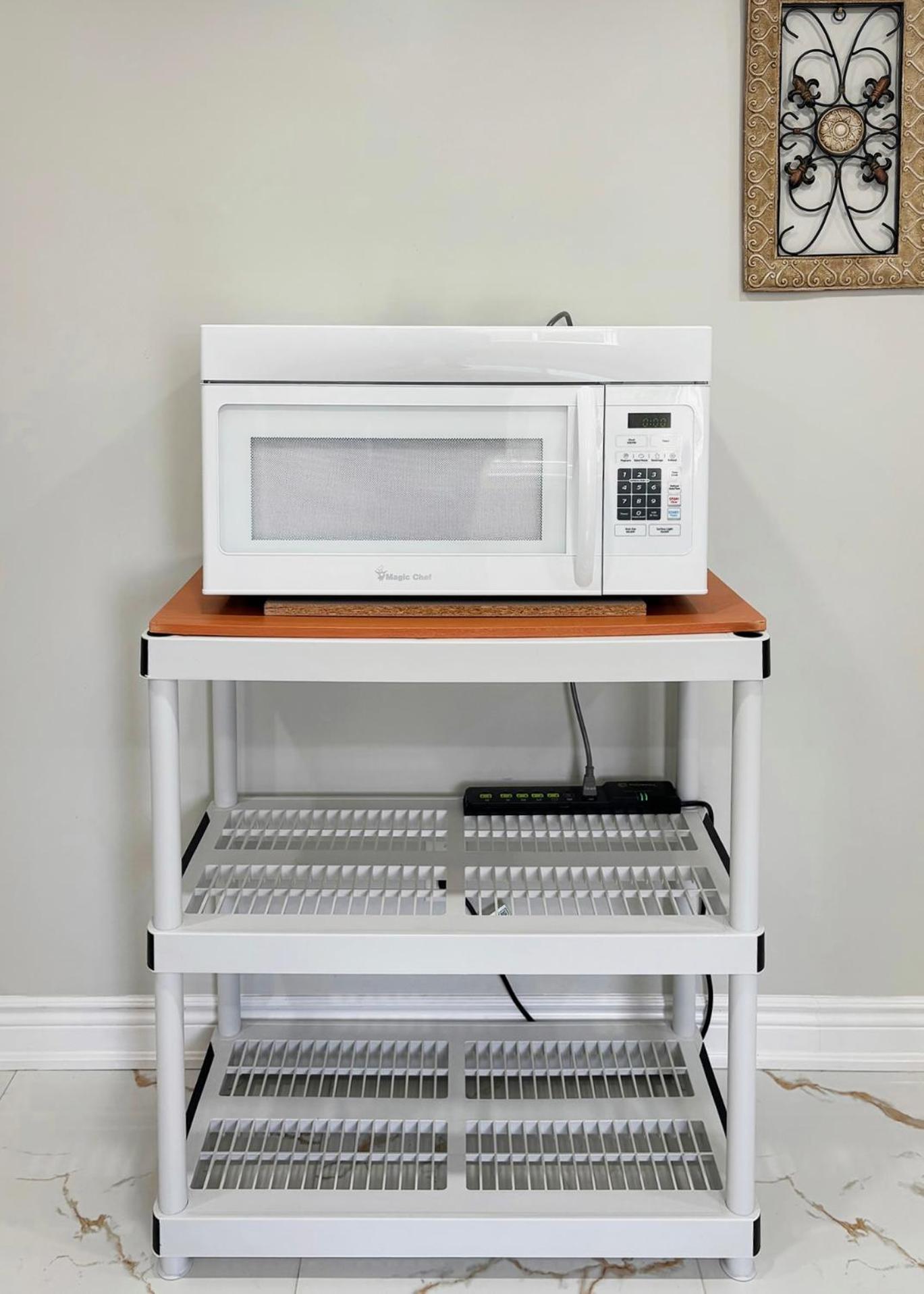 Newly Renovated 3BR Orangeville Basement Suite with Private Access, 10 Min Walk to Headwaters Hospital, 5 Min Drive to Mount Alverno! Ideal for Medical Sta