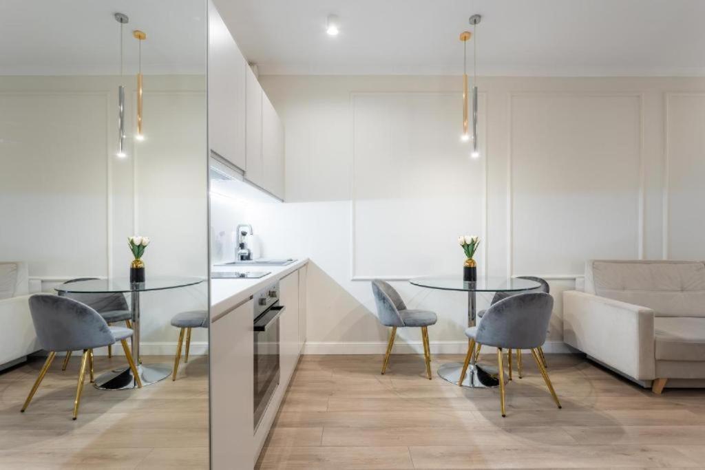 Urban Chic - Luxury Stay for up to 15 Guests in Mennica Residence, Warsaw Center
