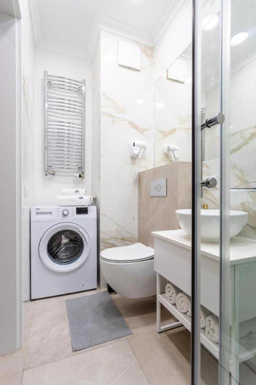 Urban Chic - Luxury Stay for up to 15 Guests in Mennica Residence, Warsaw Center
