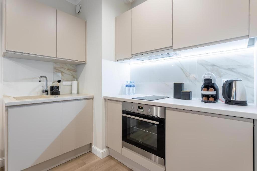 Urban Chic - Luxury Stay for up to 15 Guests in Mennica Residence, Warsaw Center