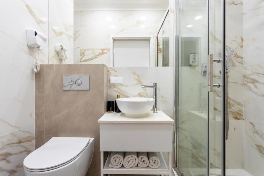Urban Chic - Luxury Stay for up to 15 Guests in Mennica Residence, Warsaw Center