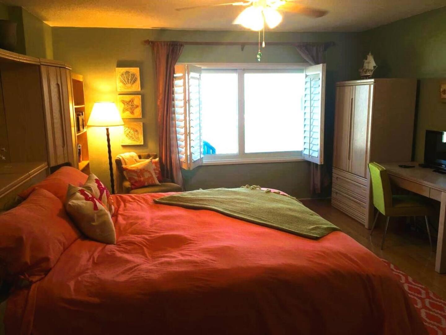 Serene 2BR Oceanfront Condo with Balcony, Florida