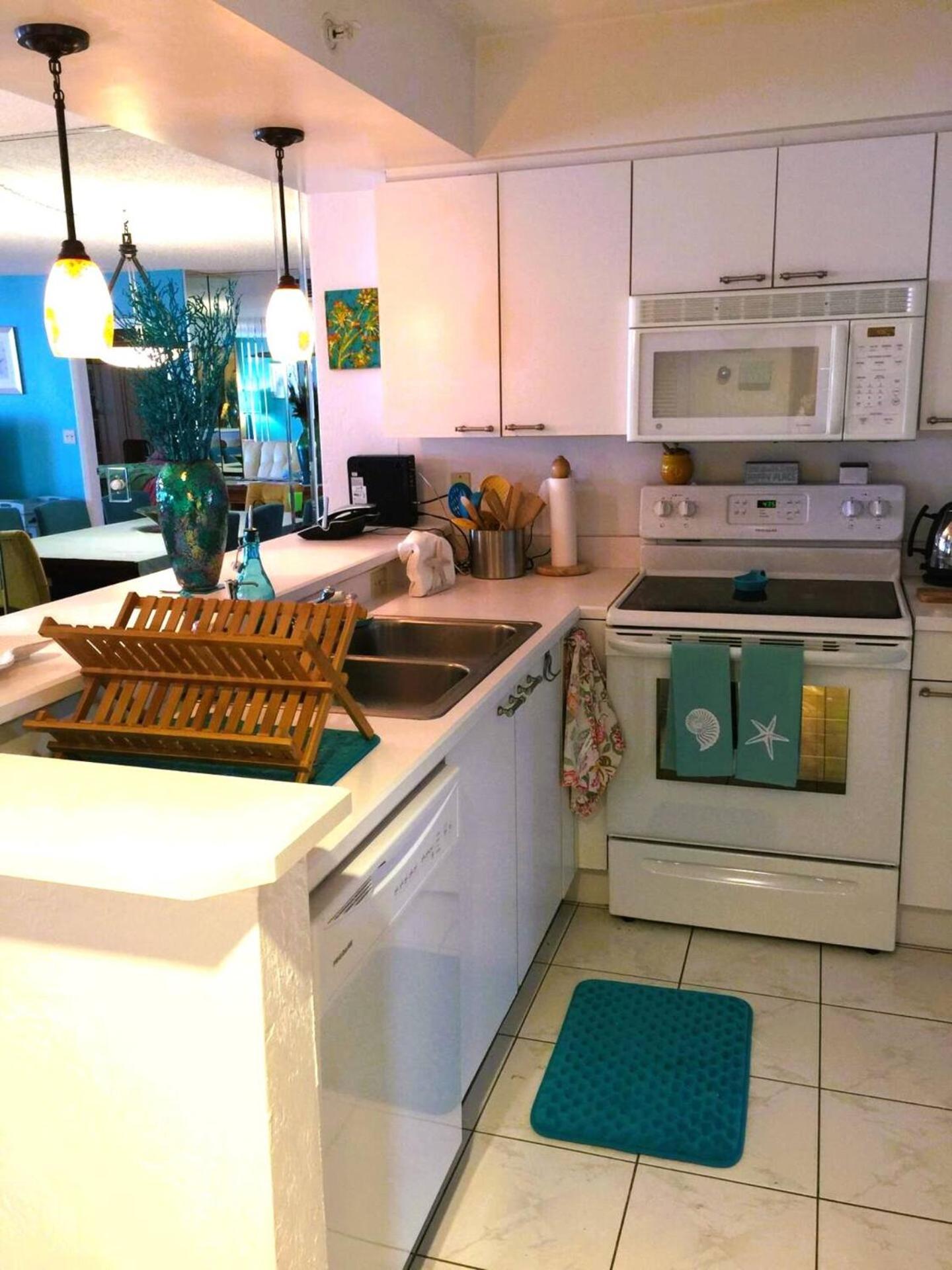 Serene 2BR Oceanfront Condo with Balcony, Florida