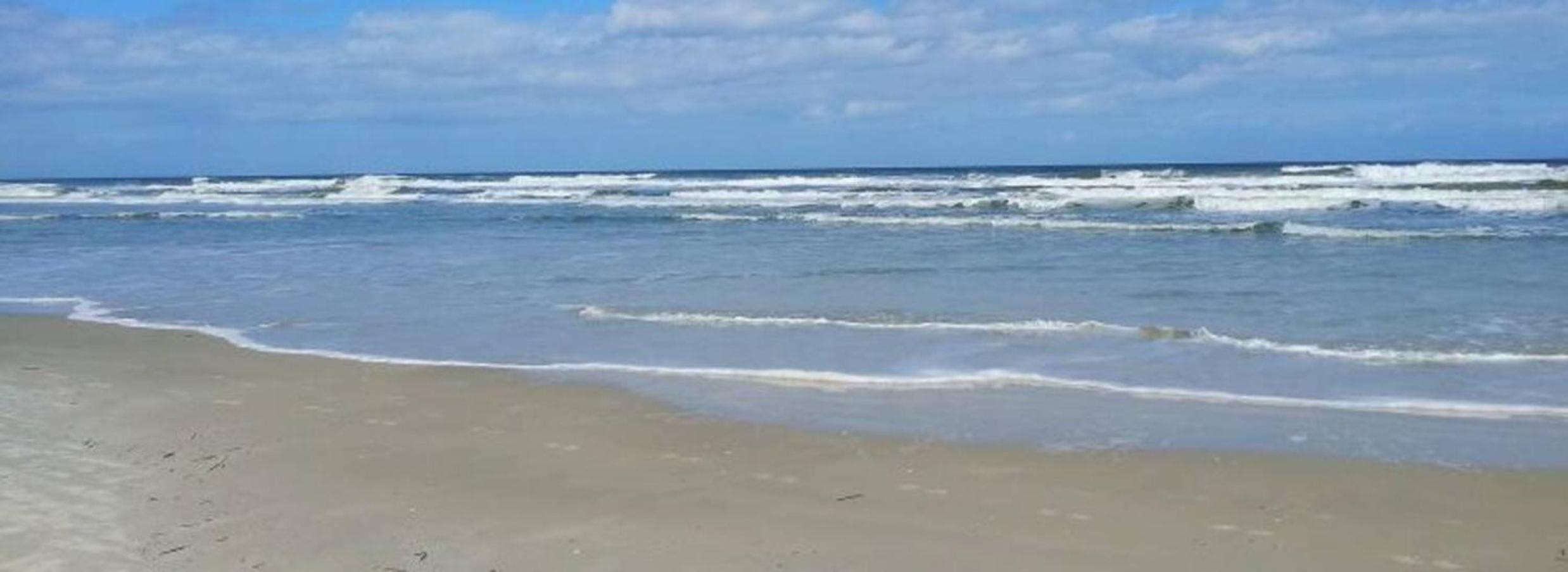 Serene 2BR Oceanfront Condo with Balcony, Florida
