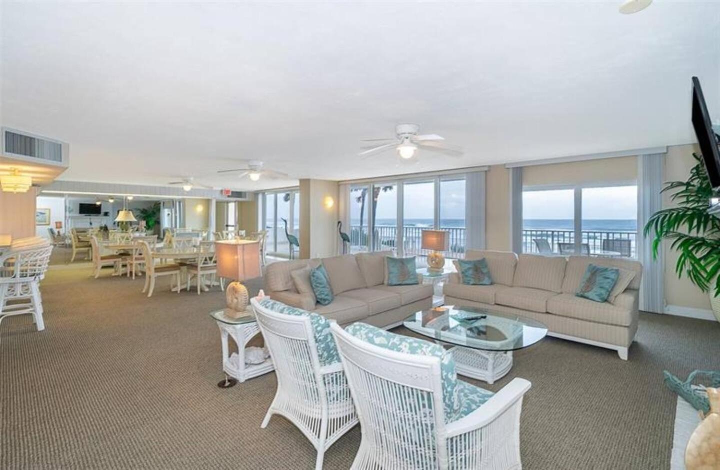 Serene 2BR Oceanfront Condo with Balcony, Florida