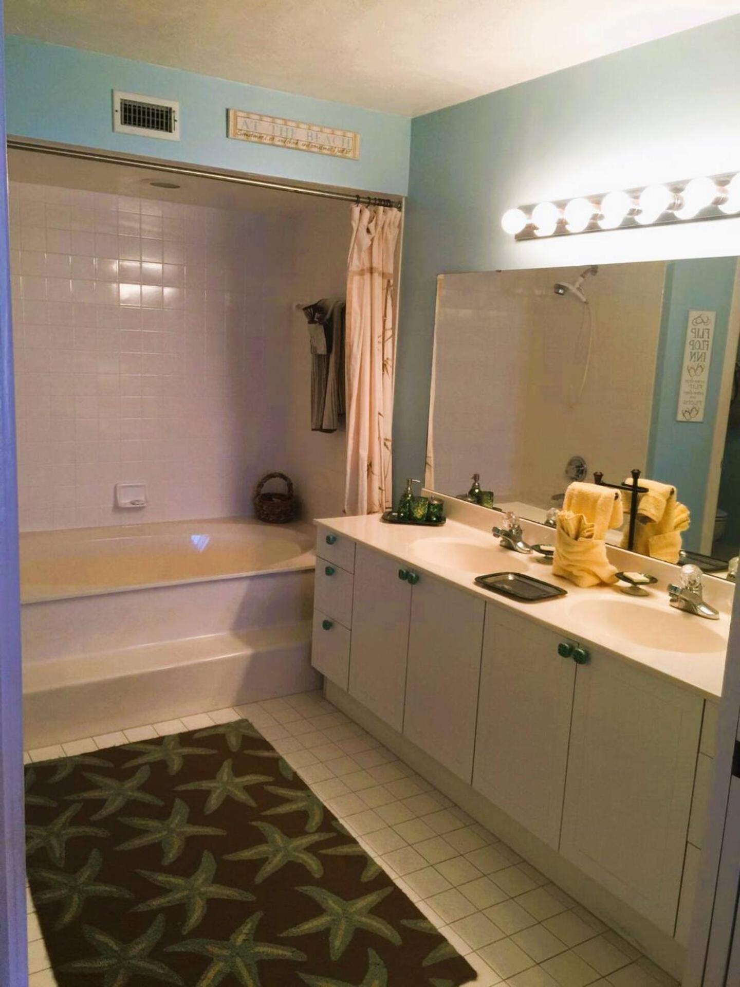 Serene 2BR Oceanfront Condo with Balcony, Florida