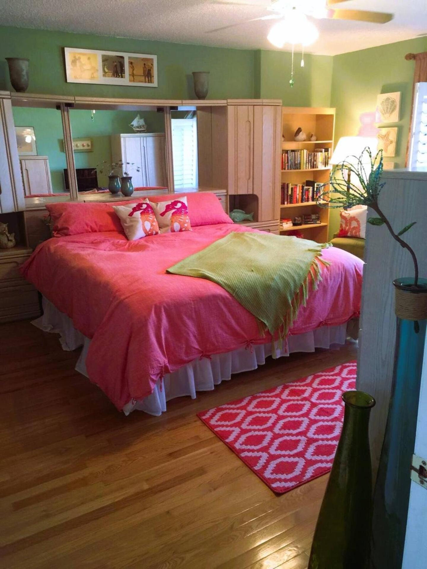 Serene 2BR Oceanfront Condo with Balcony, Florida