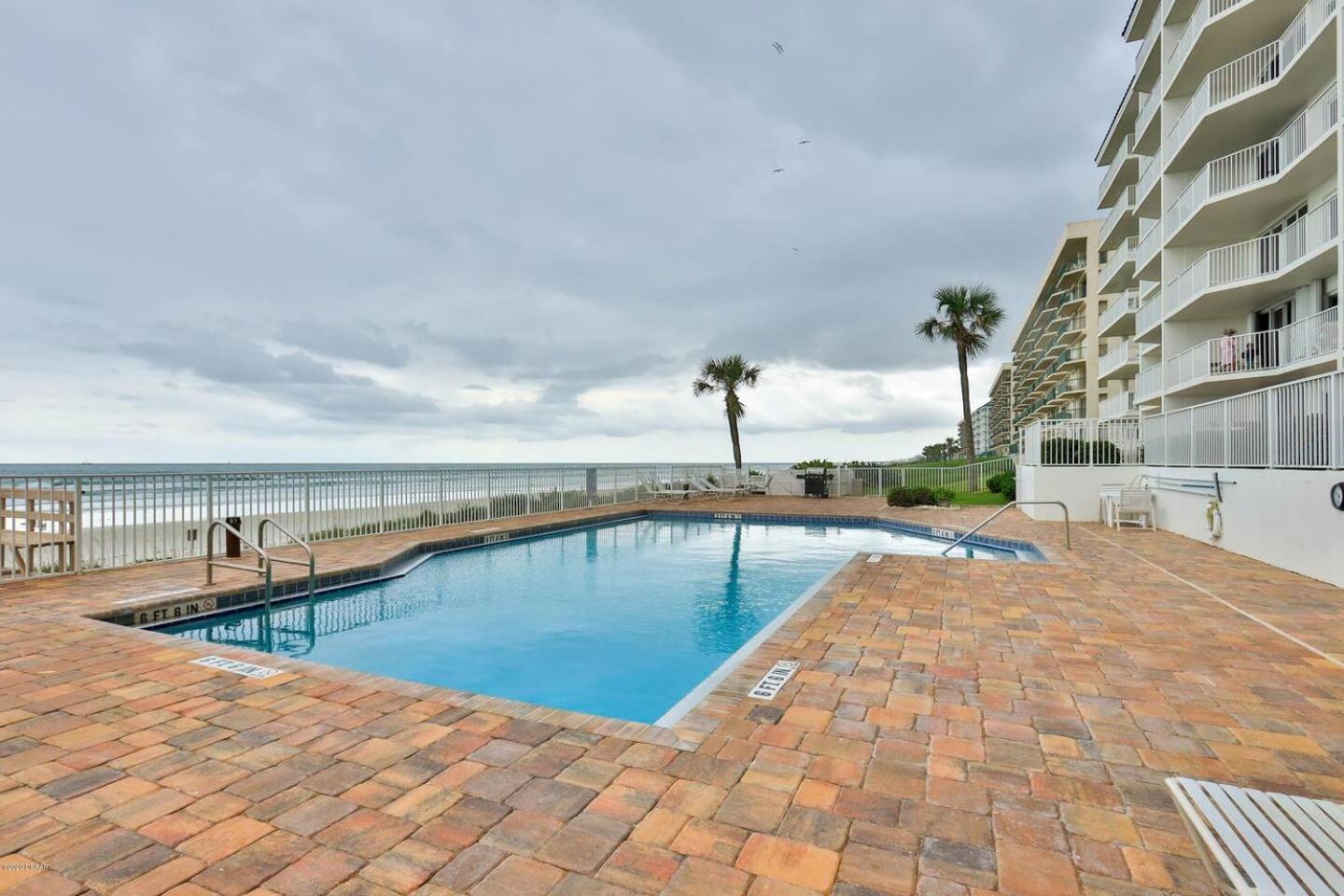 Serene 2BR Oceanfront Condo with Balcony, Florida
