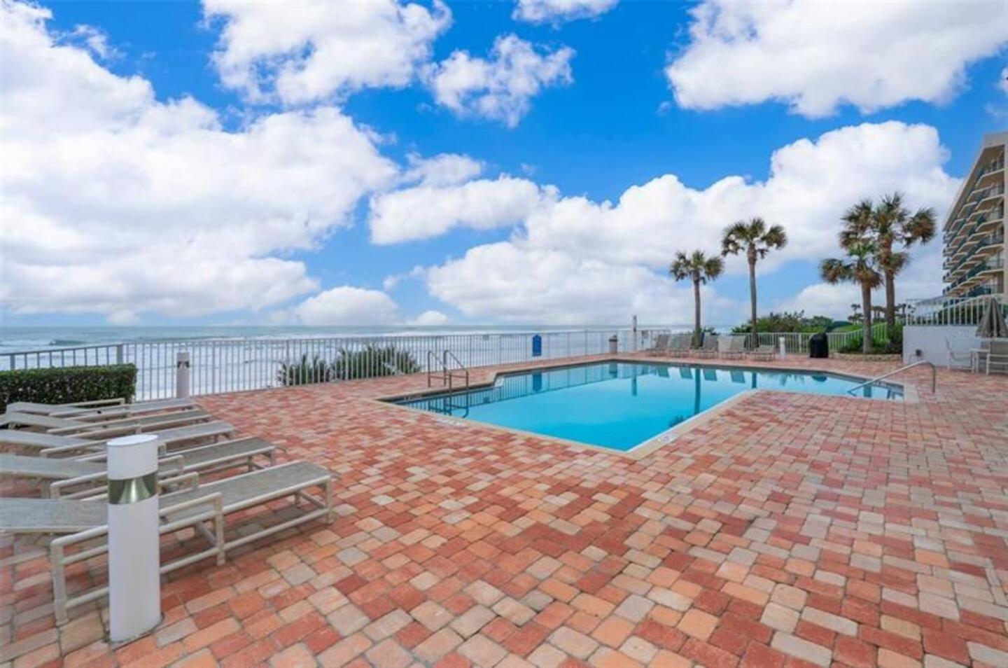 Serene 2BR Oceanfront Condo with Balcony, Florida