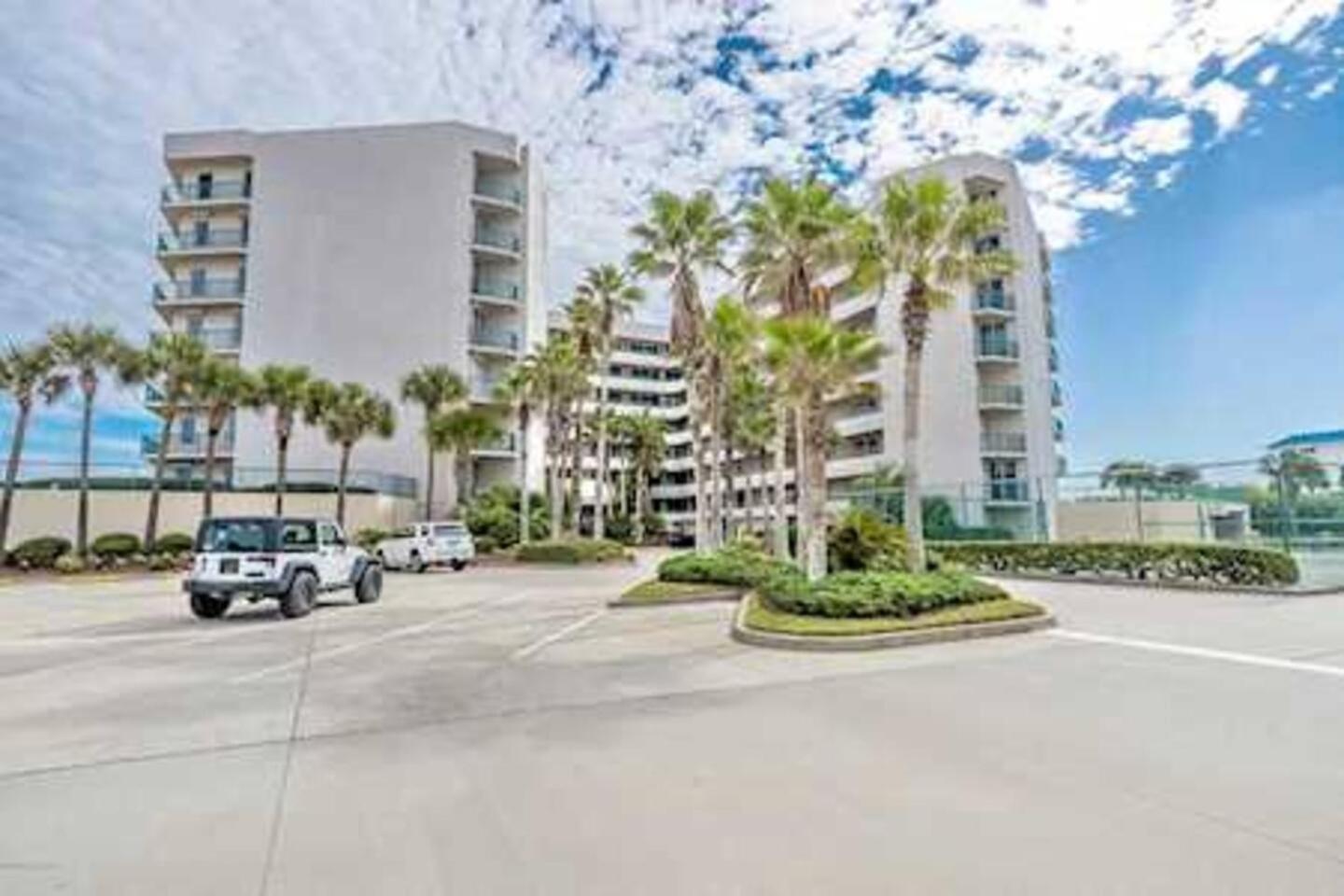 Serene 2BR Oceanfront Condo with Balcony, Florida