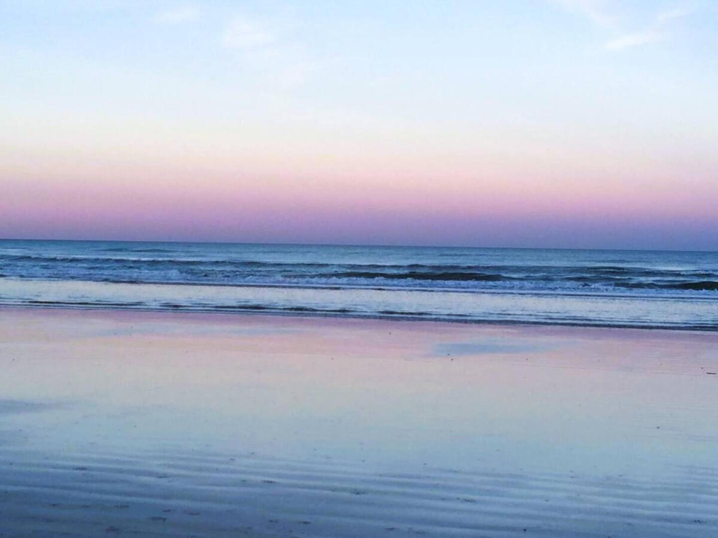 Serene 2BR Oceanfront Condo with Balcony, Florida