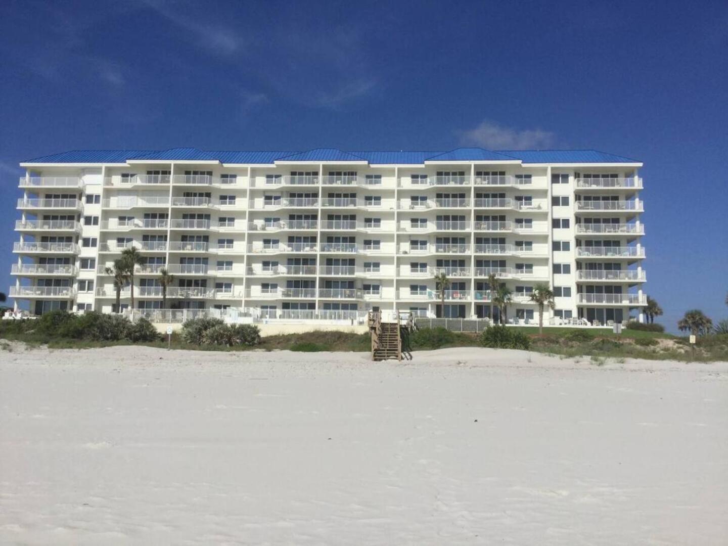 Serene 2BR Oceanfront Condo with Balcony, Florida