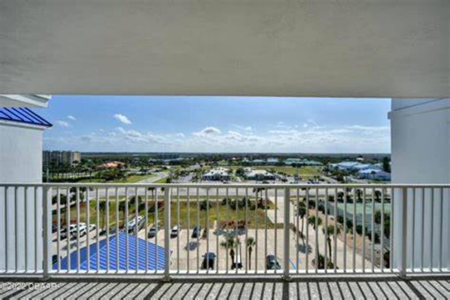 Serene 2BR Oceanfront Condo with Balcony, Florida