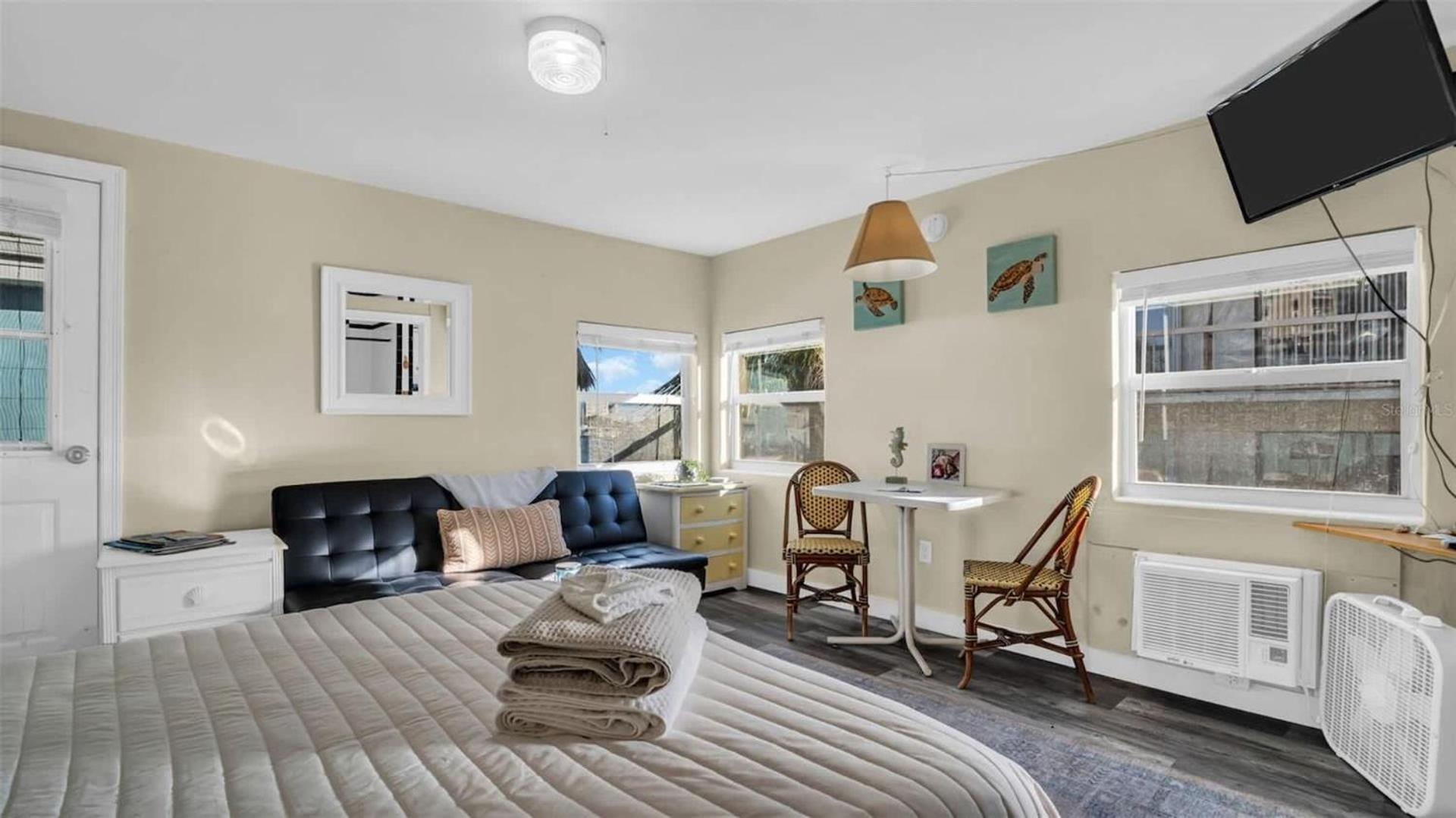 Sunlit Condo Heated Pool across from Beach
