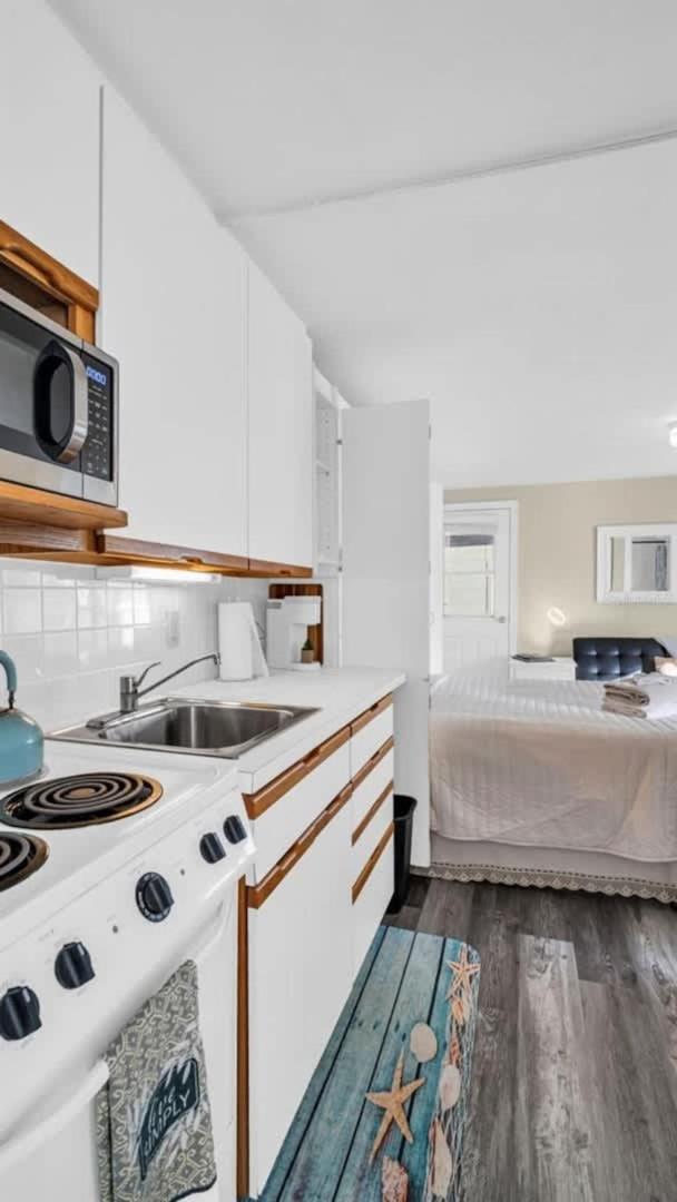 Sunlit Condo Heated Pool across from Beach