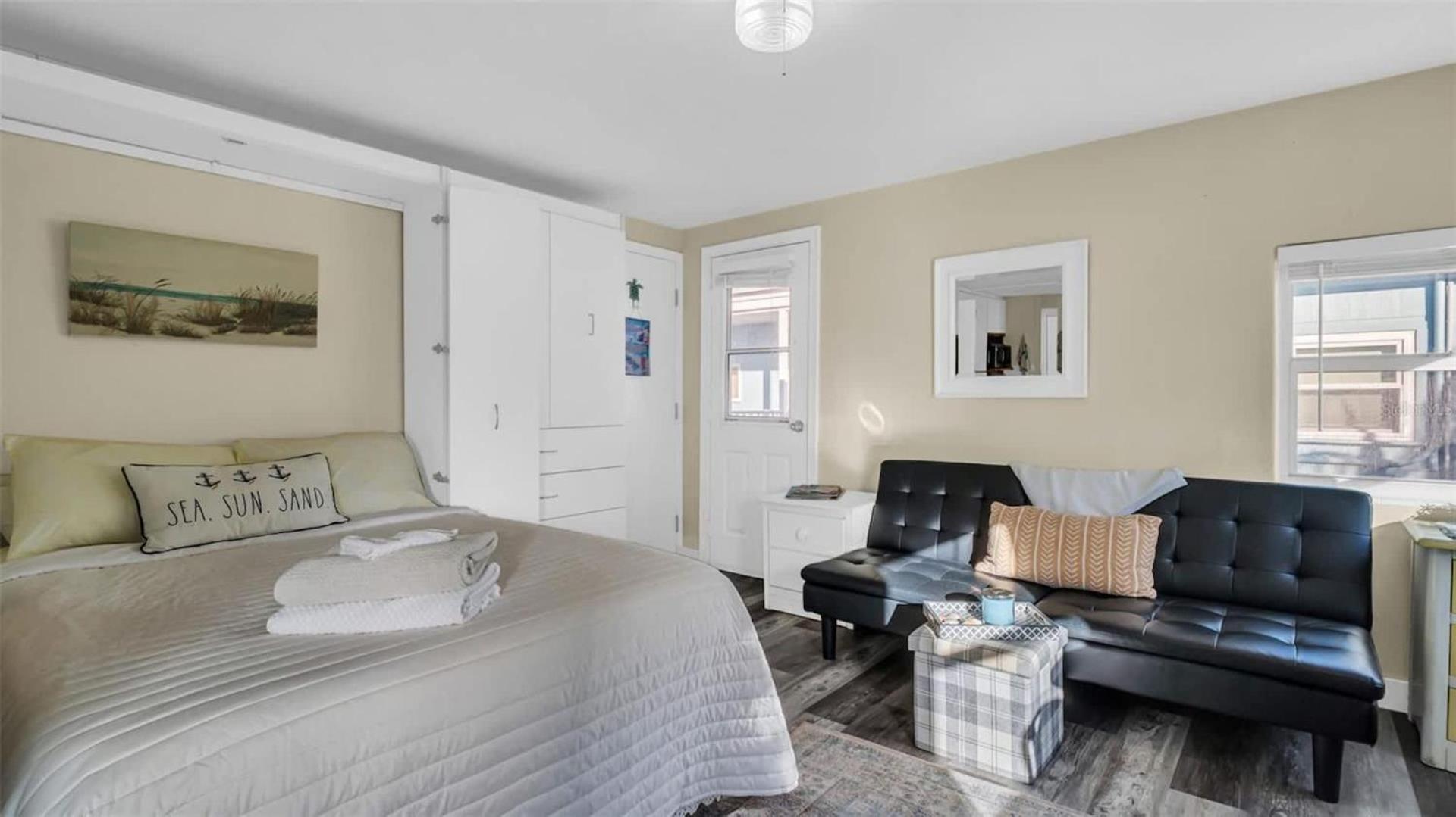 Sunlit Condo Heated Pool across from Beach