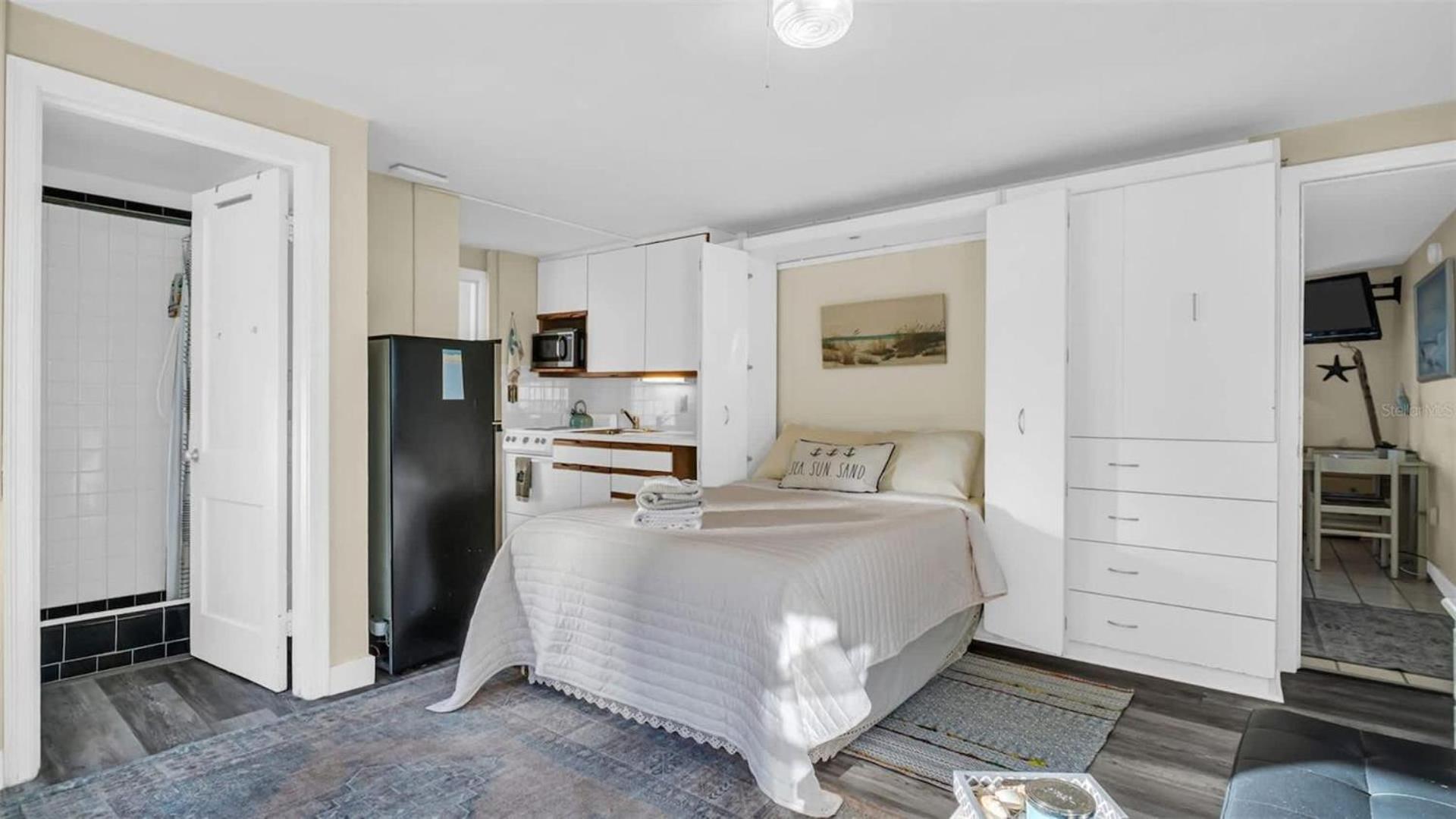 Sunlit Condo Heated Pool across from Beach