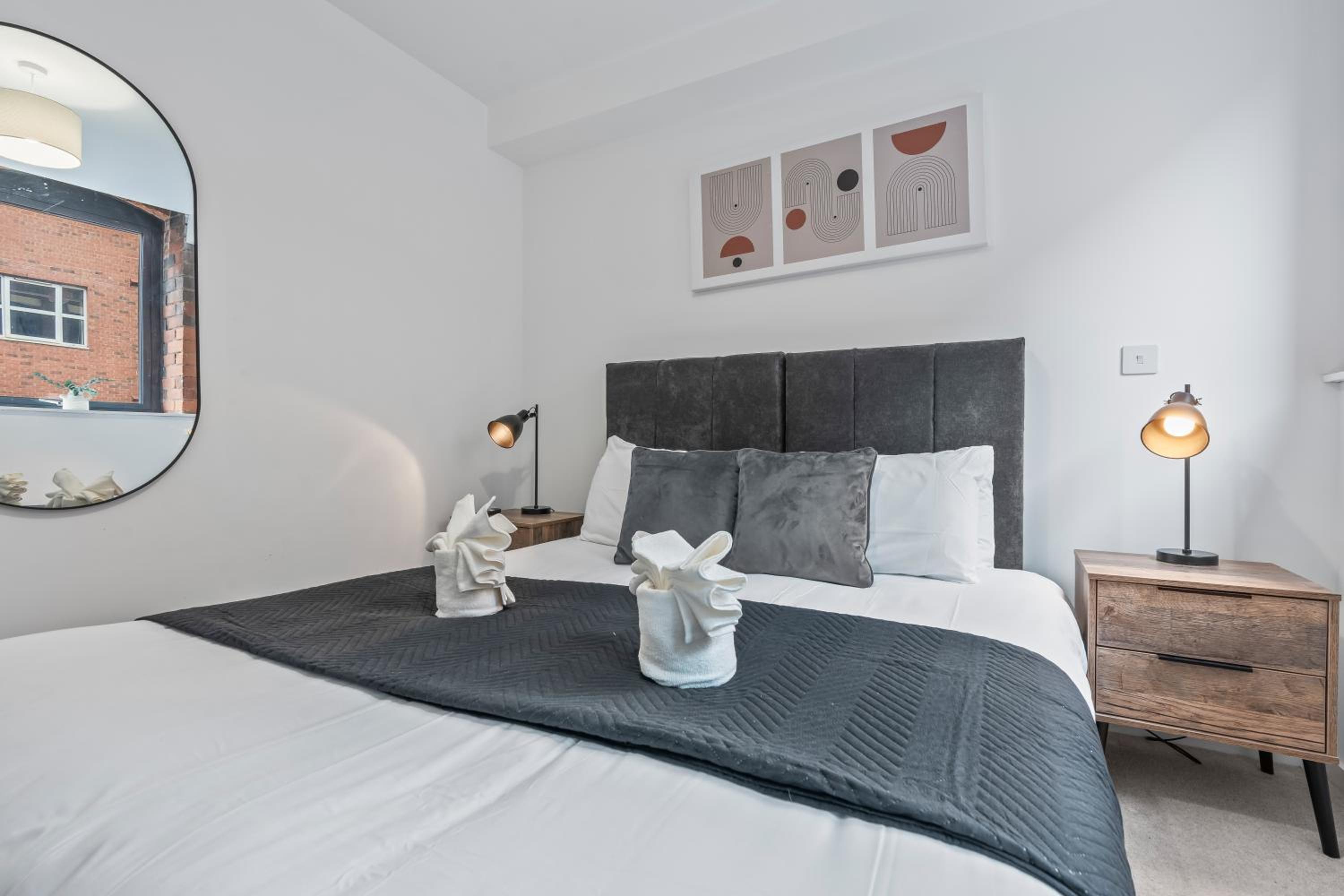 Spacious City Haven - Canal Views - City Centre