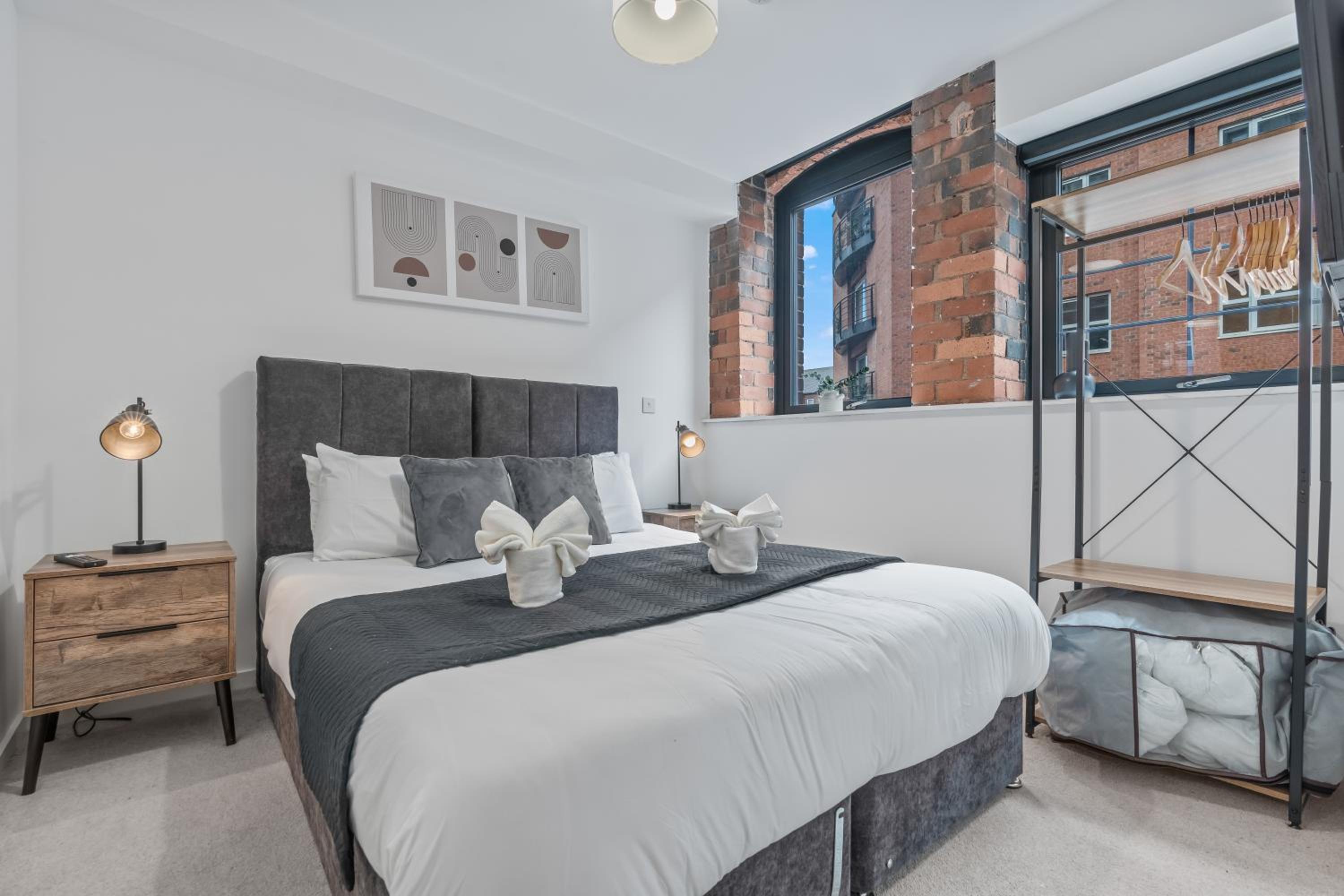 Spacious City Haven - Canal Views - City Centre
