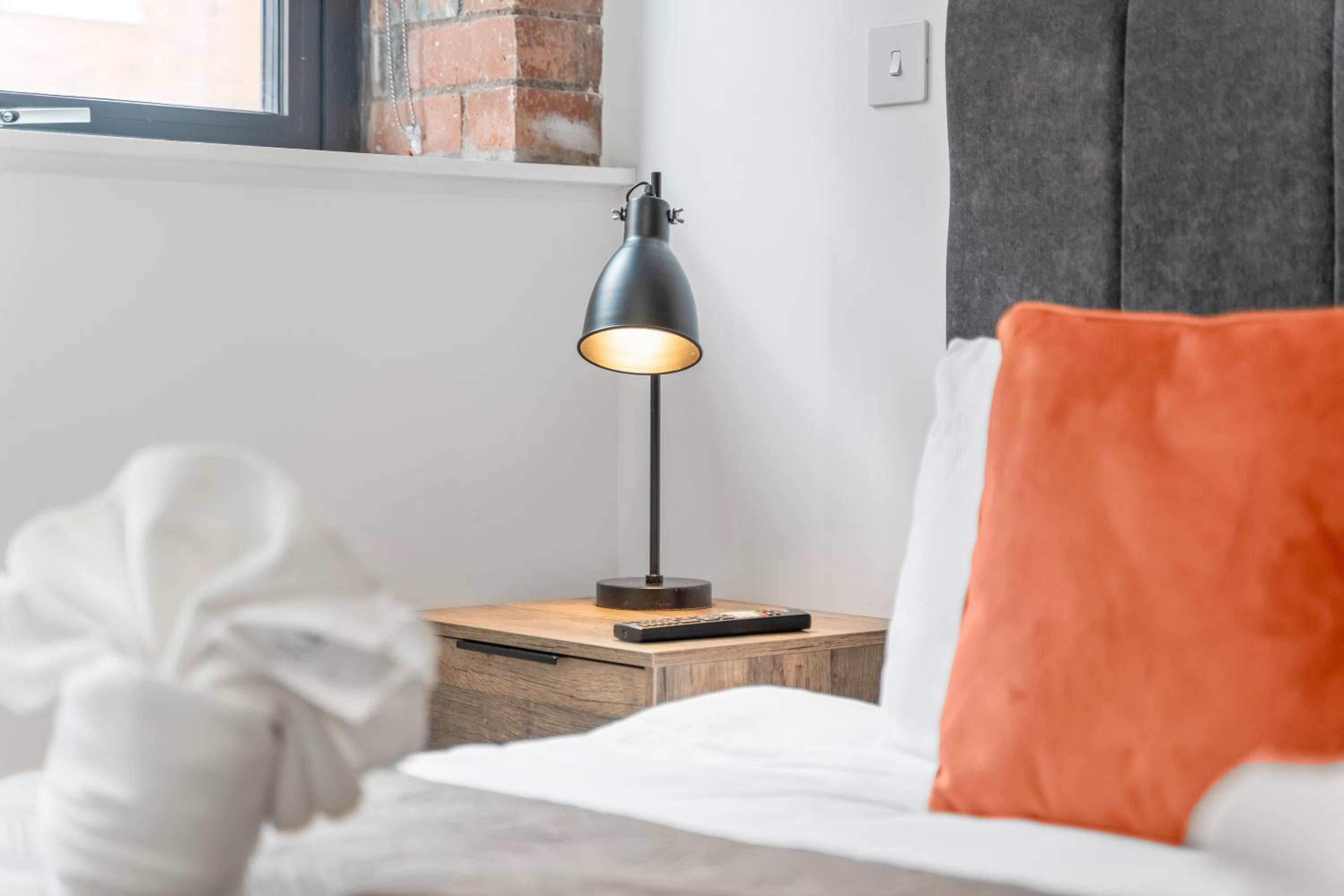 Spacious City Haven - Canal Views - City Centre