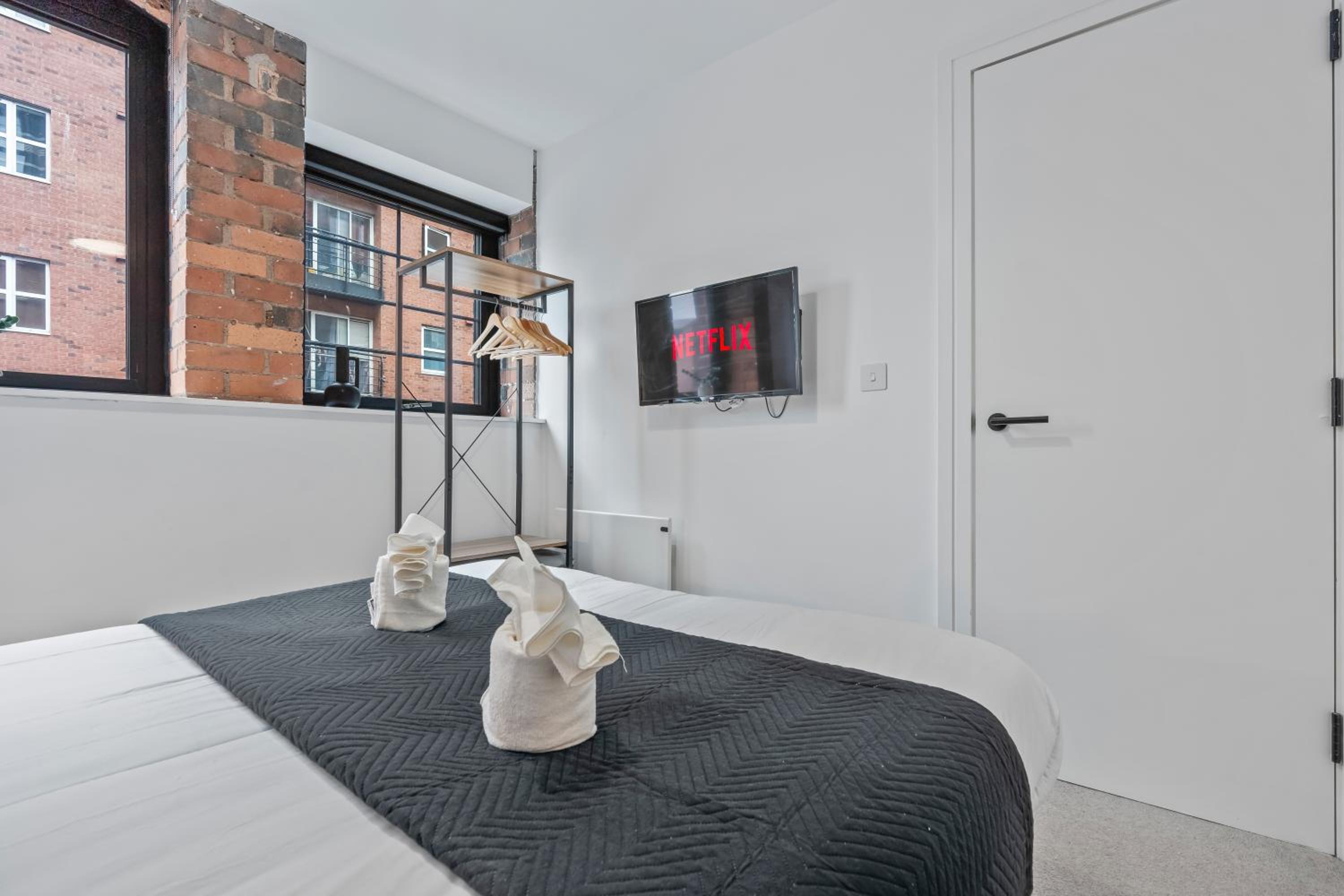 Spacious City Haven - Canal Views - City Centre