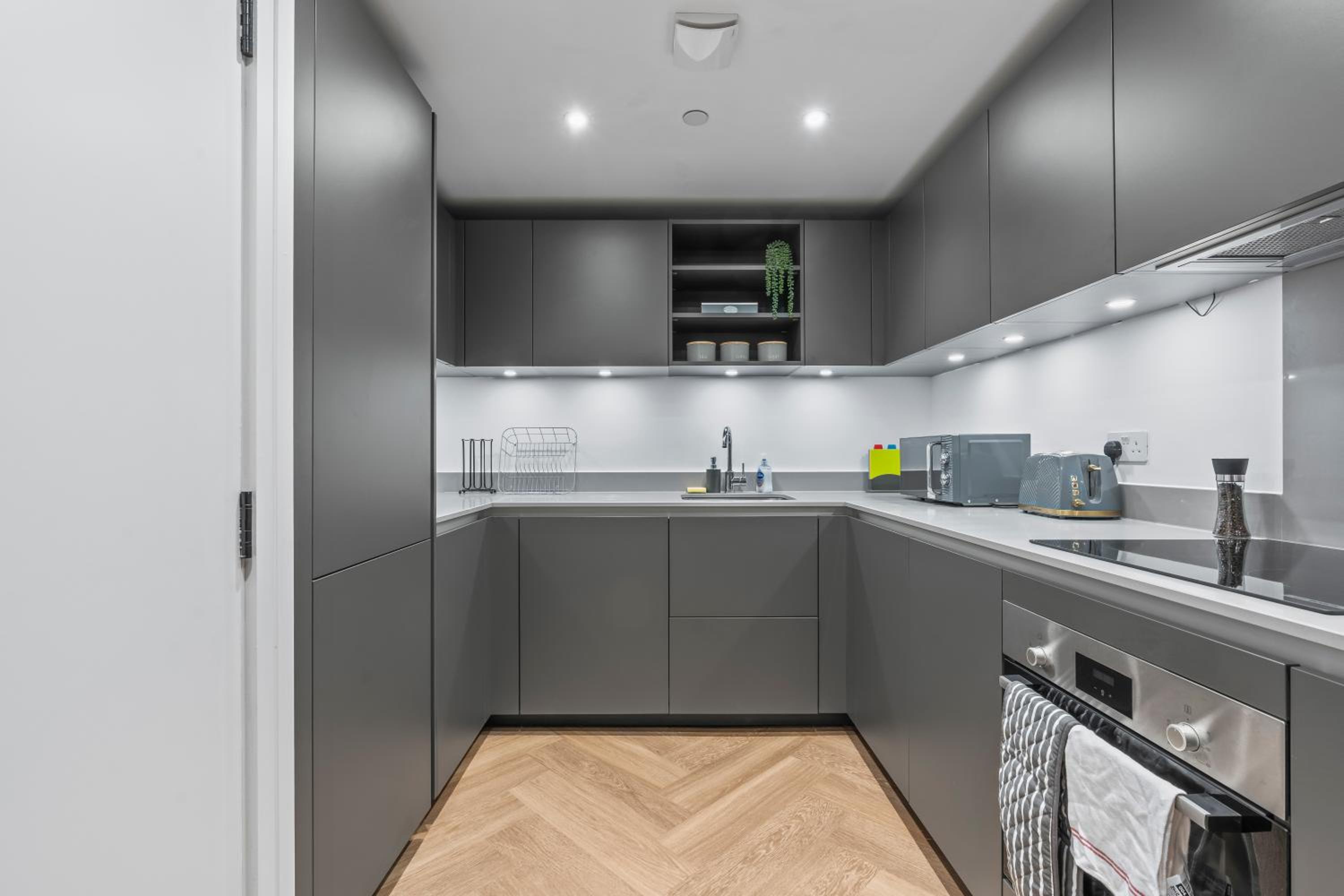 Spacious City Haven - Canal Views - City Centre