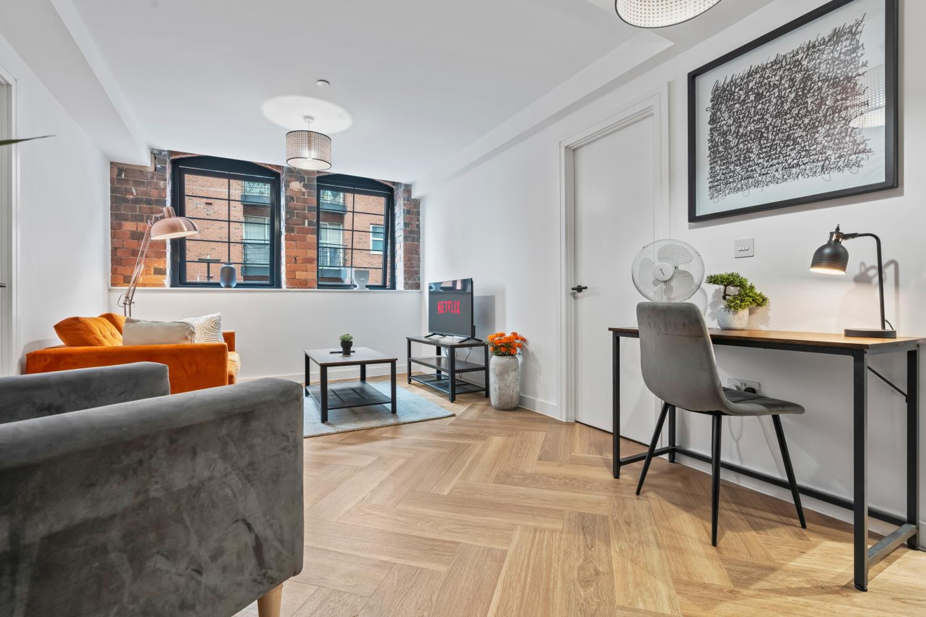 Spacious City Haven - Canal Views - City Centre