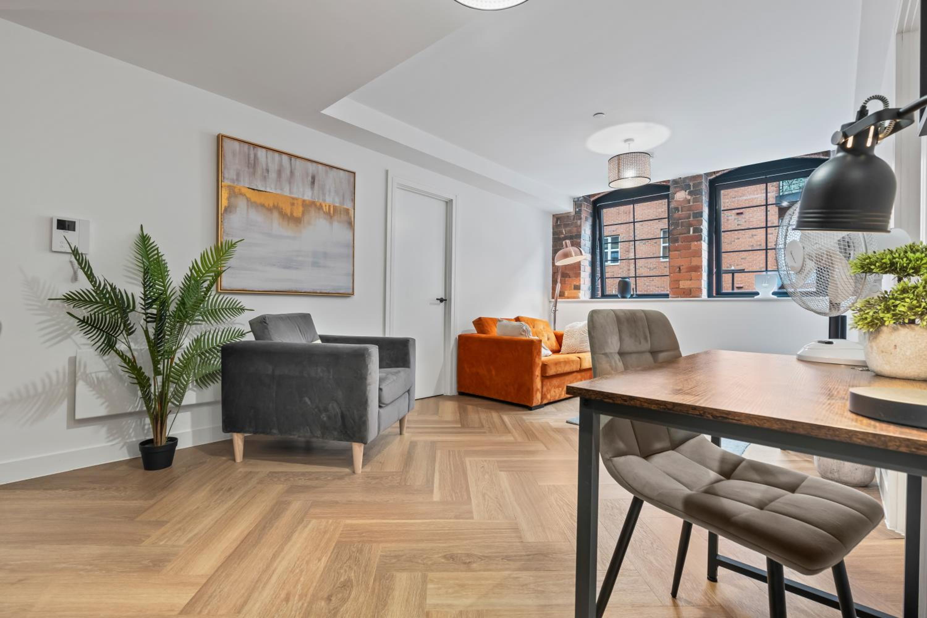 Spacious City Haven - Canal Views - City Centre