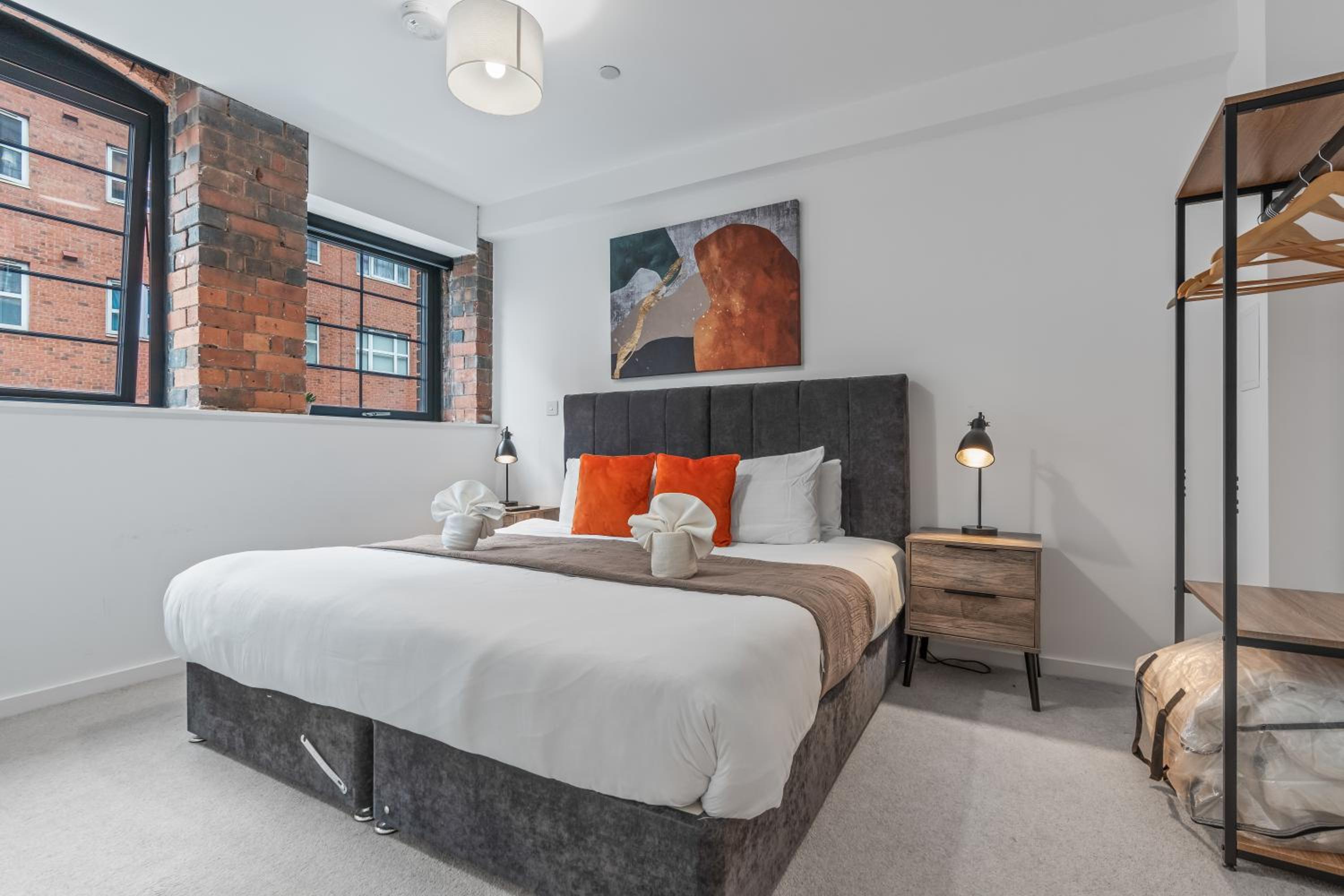 Spacious City Haven - Canal Views - City Centre