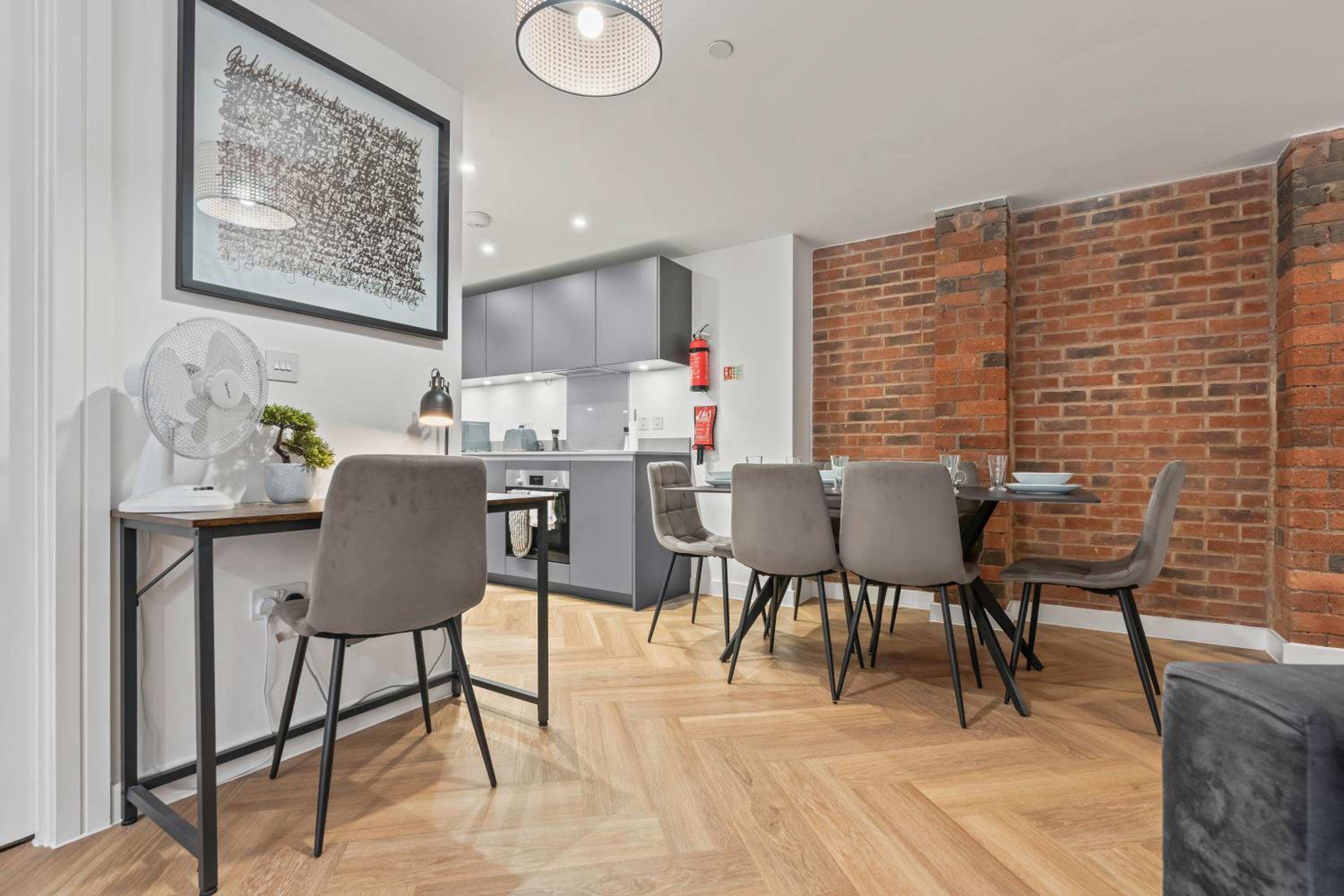 Spacious City Haven - Canal Views - City Centre