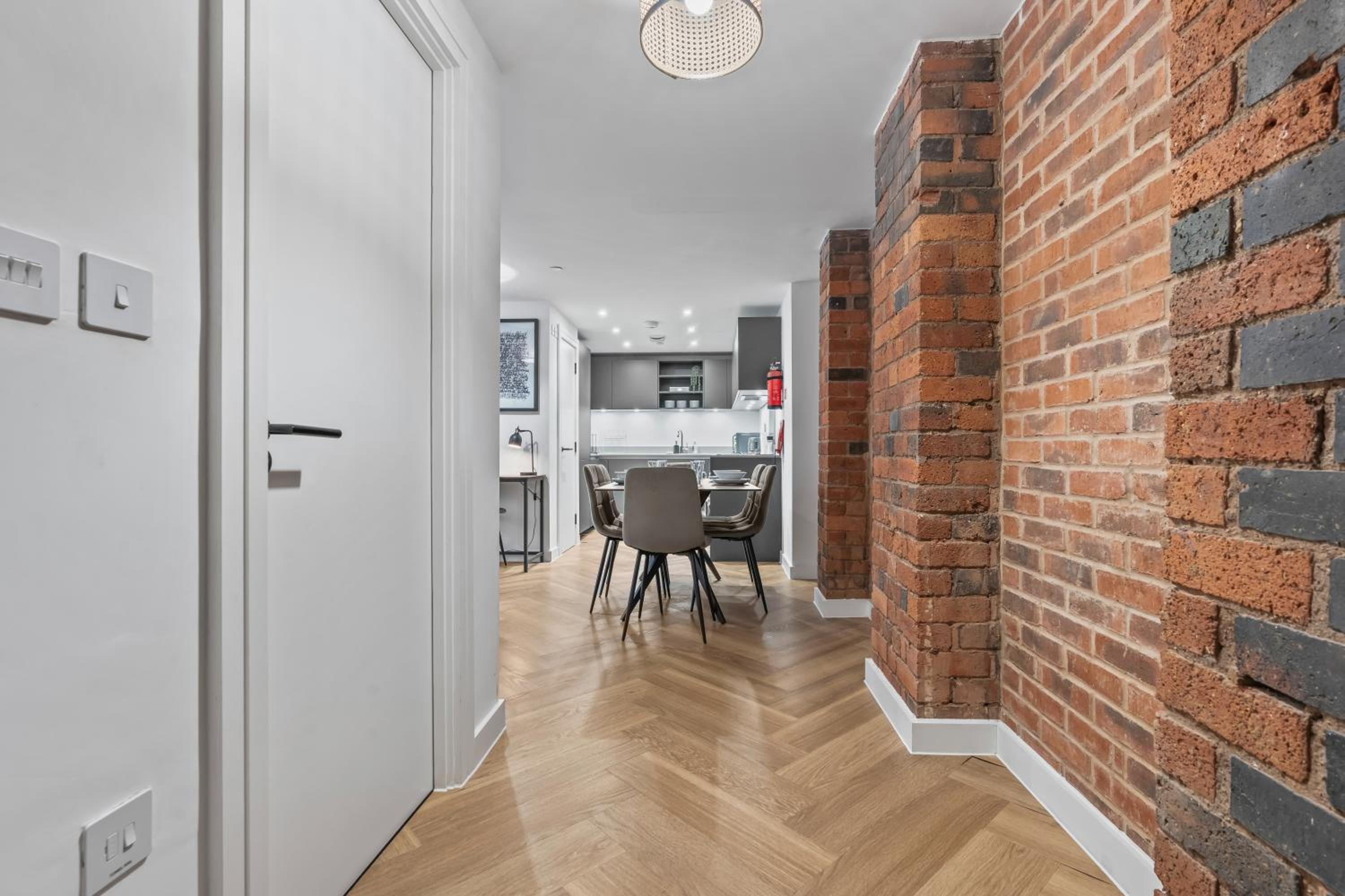 Spacious City Haven - Canal Views - City Centre