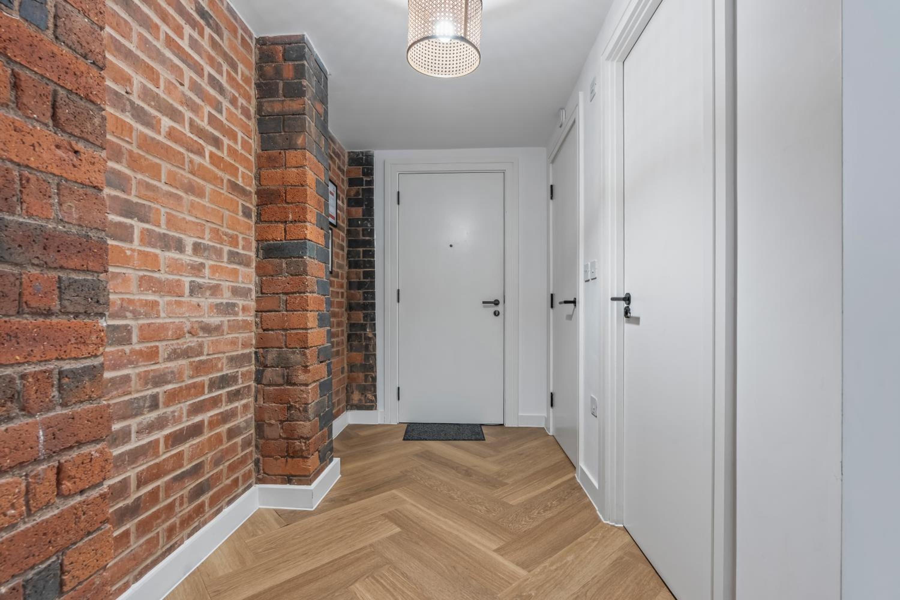 Spacious City Haven - Canal Views - City Centre