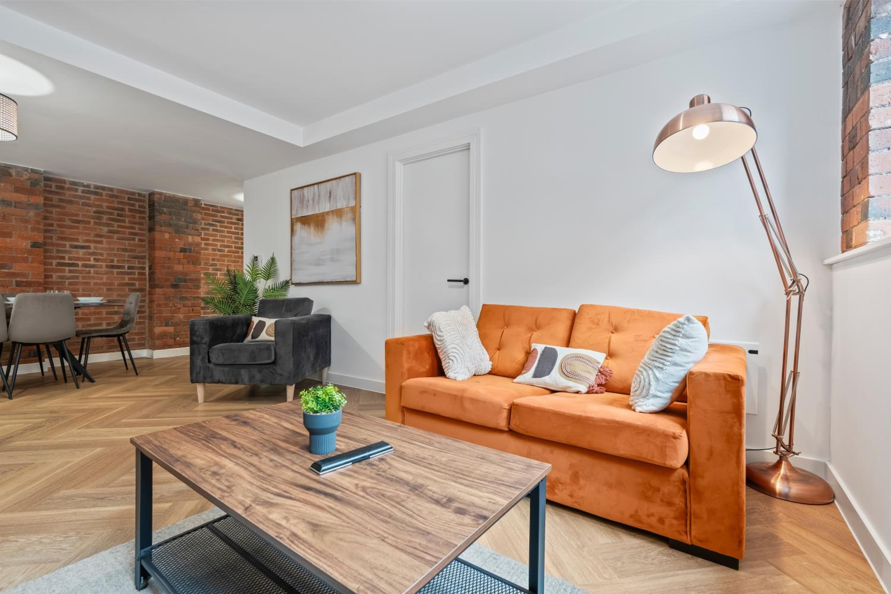 Spacious City Haven - Canal Views - City Centre