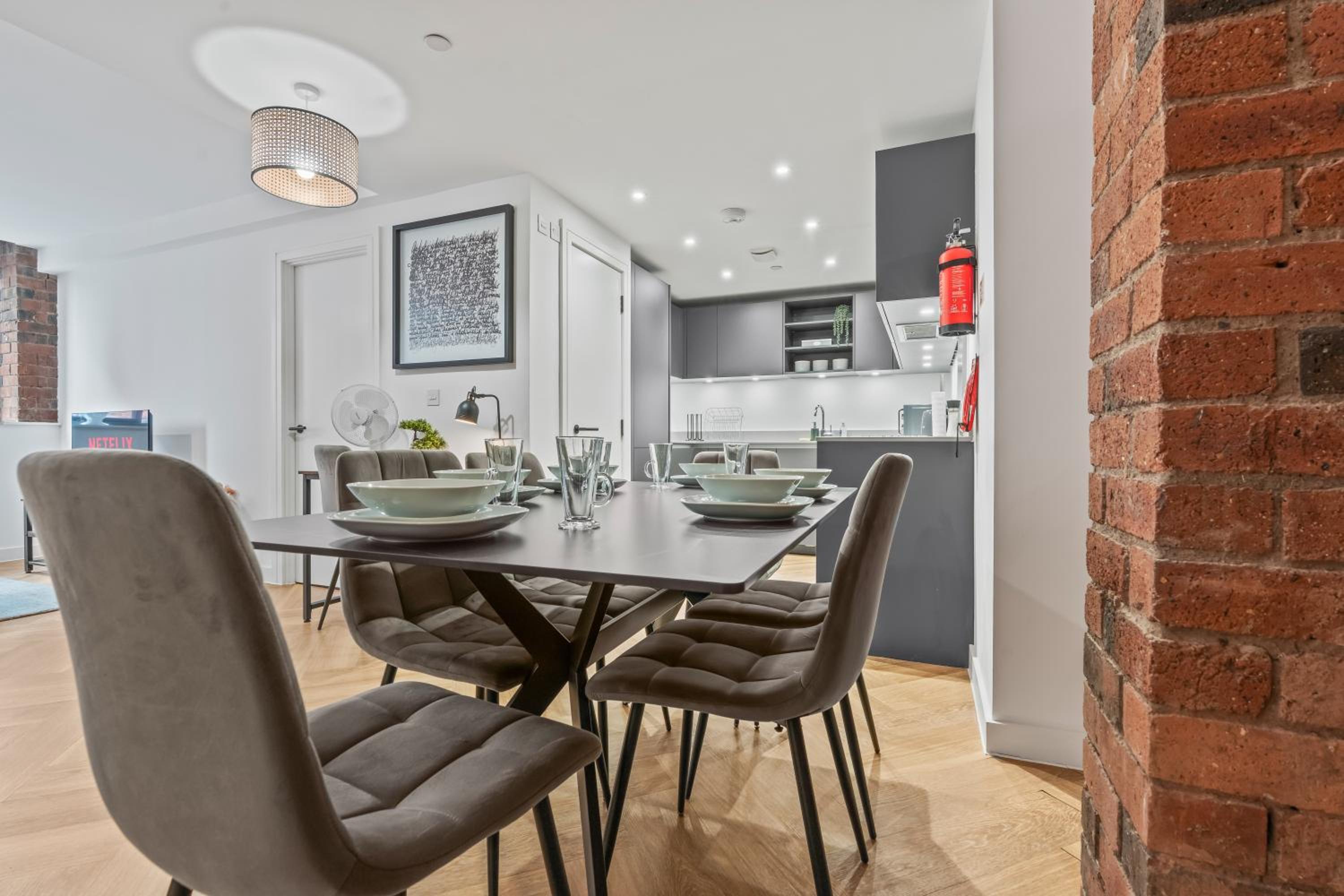 Spacious City Haven - Canal Views - City Centre