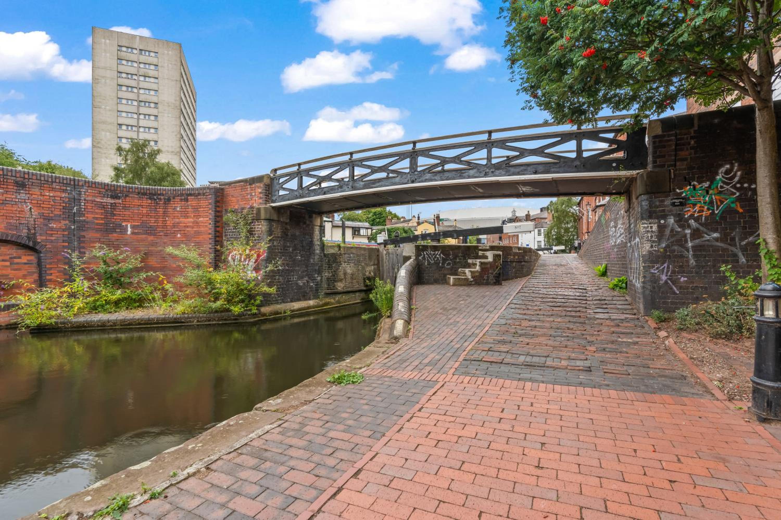 Spacious City Haven - Canal Views - City Centre