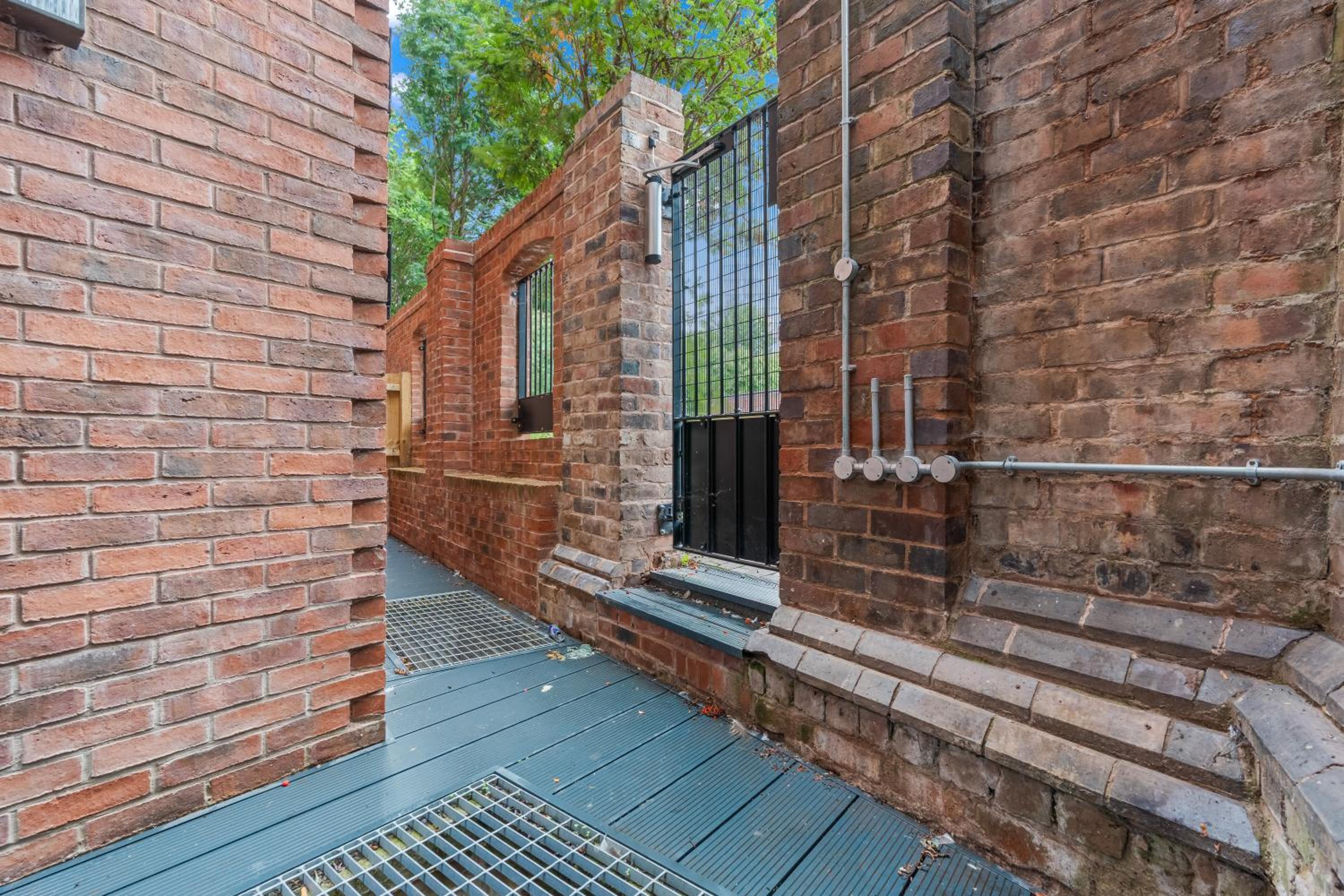 Spacious City Haven - Canal Views - City Centre