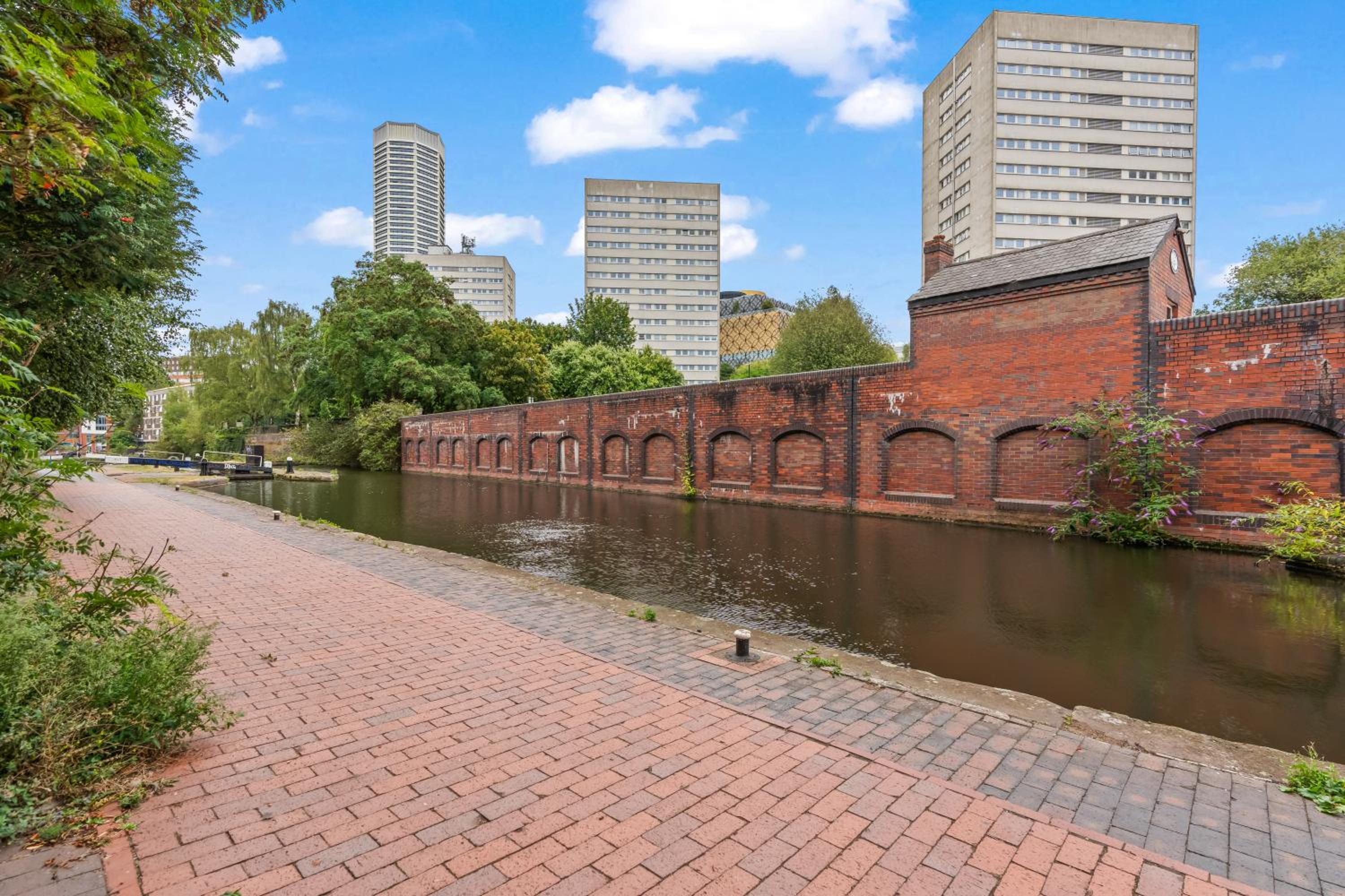 Spacious City Haven - Canal Views - City Centre