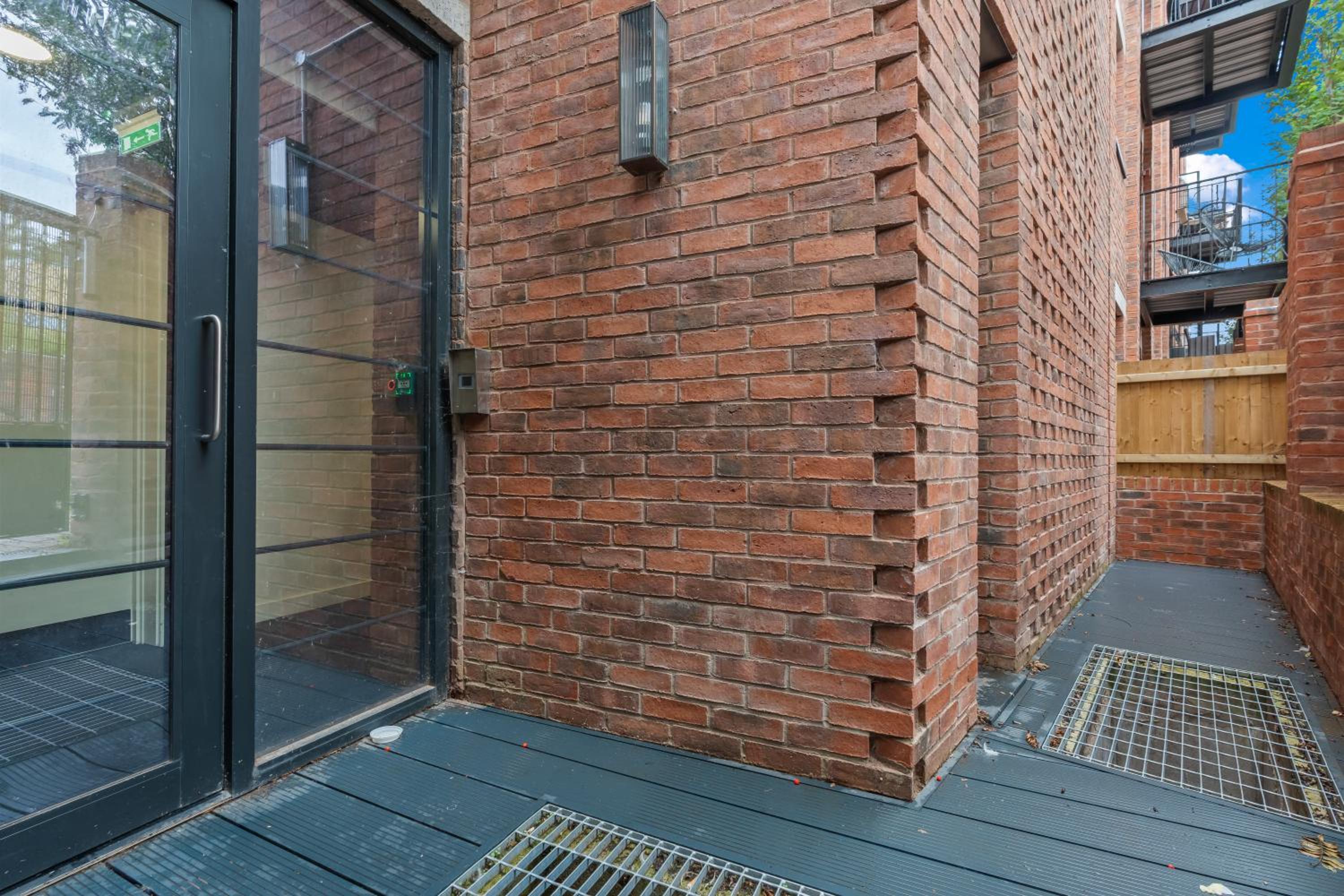 Spacious City Haven - Canal Views - City Centre