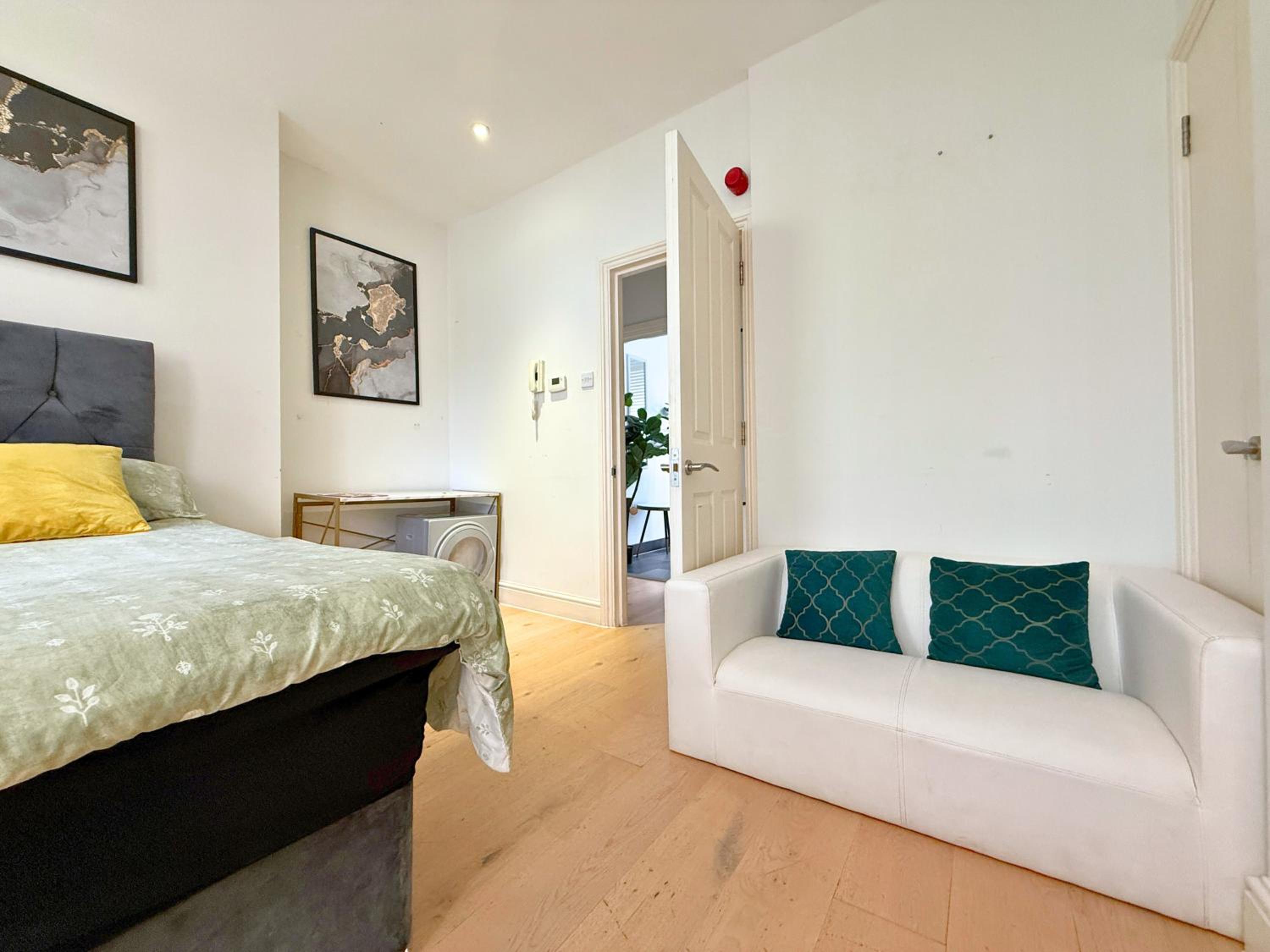 Posh Soho Studio Large Windows by Oxford St, Mayfair W1