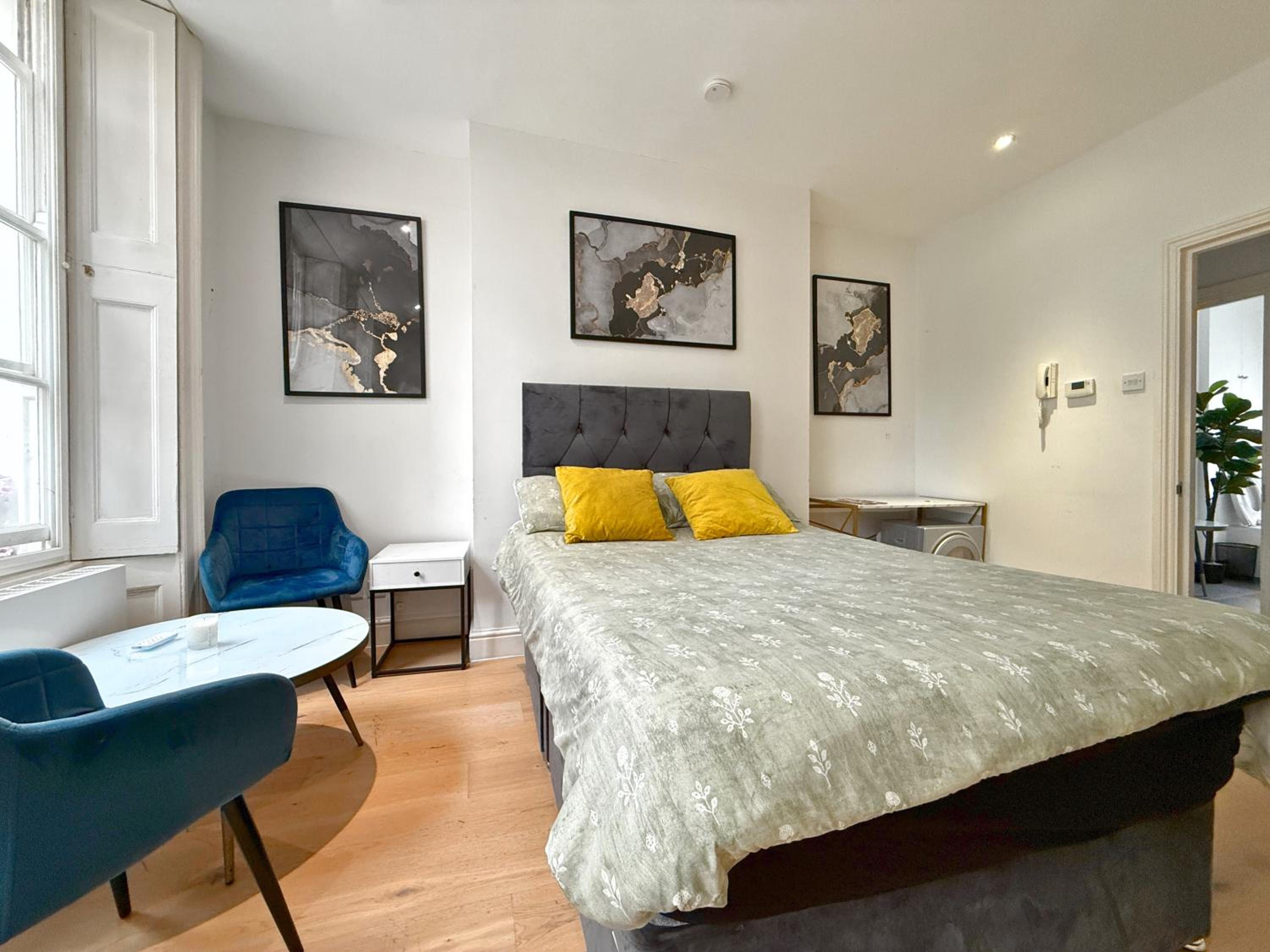 Posh Soho Studio Large Windows by Oxford St, Mayfair W1