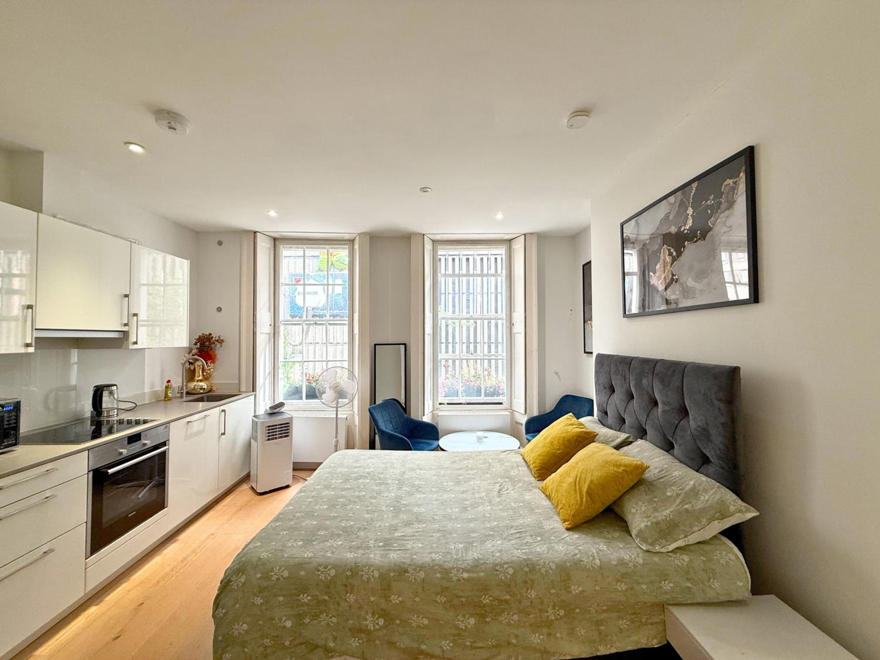 Posh Soho Studio Large Windows by Oxford St, Mayfair W1