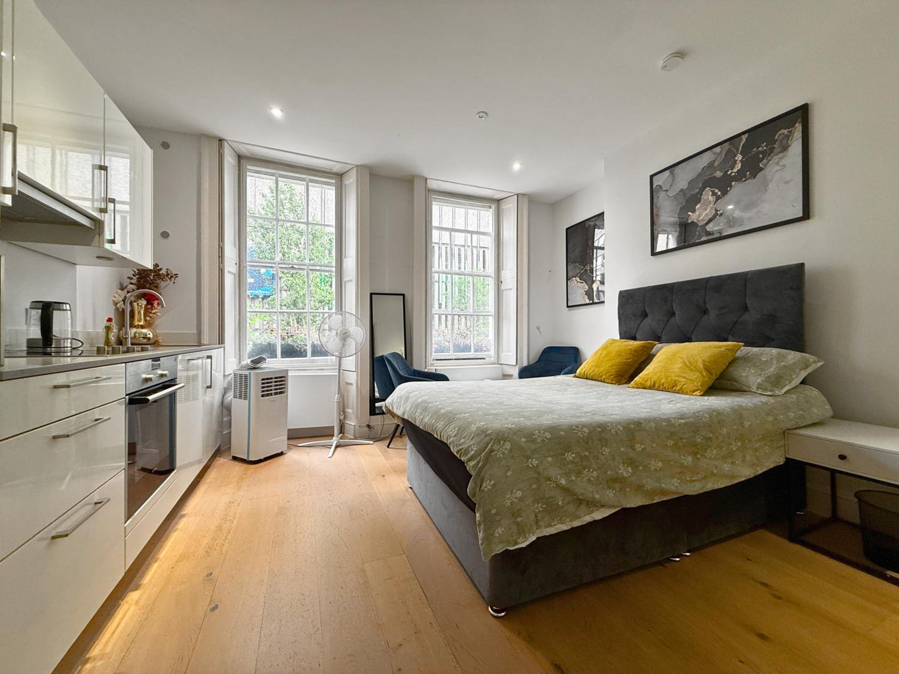 Posh Soho Studio Large Windows by Oxford St, Mayfair W1