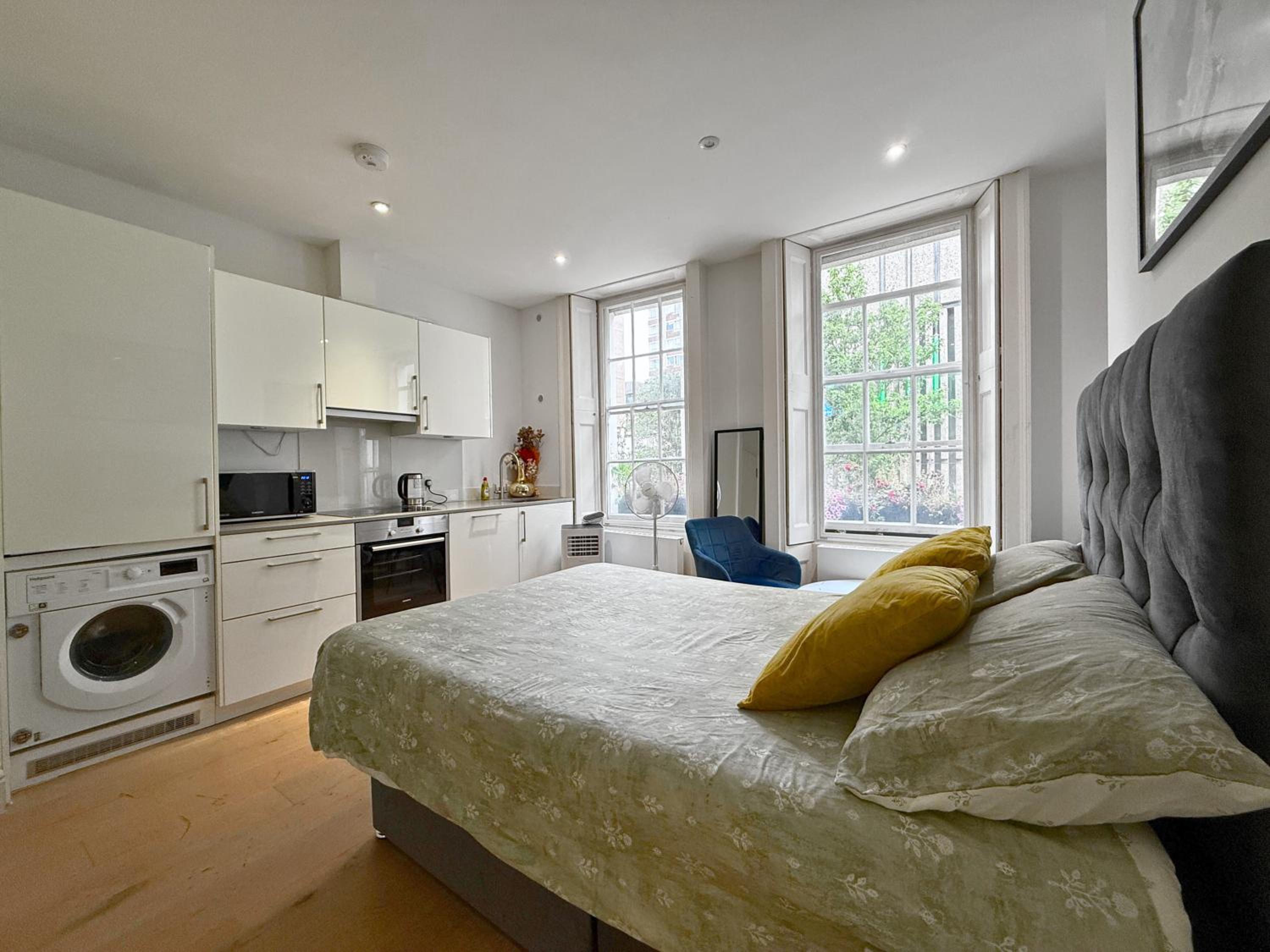 Posh Soho Studio Large Windows by Oxford St, Mayfair W1