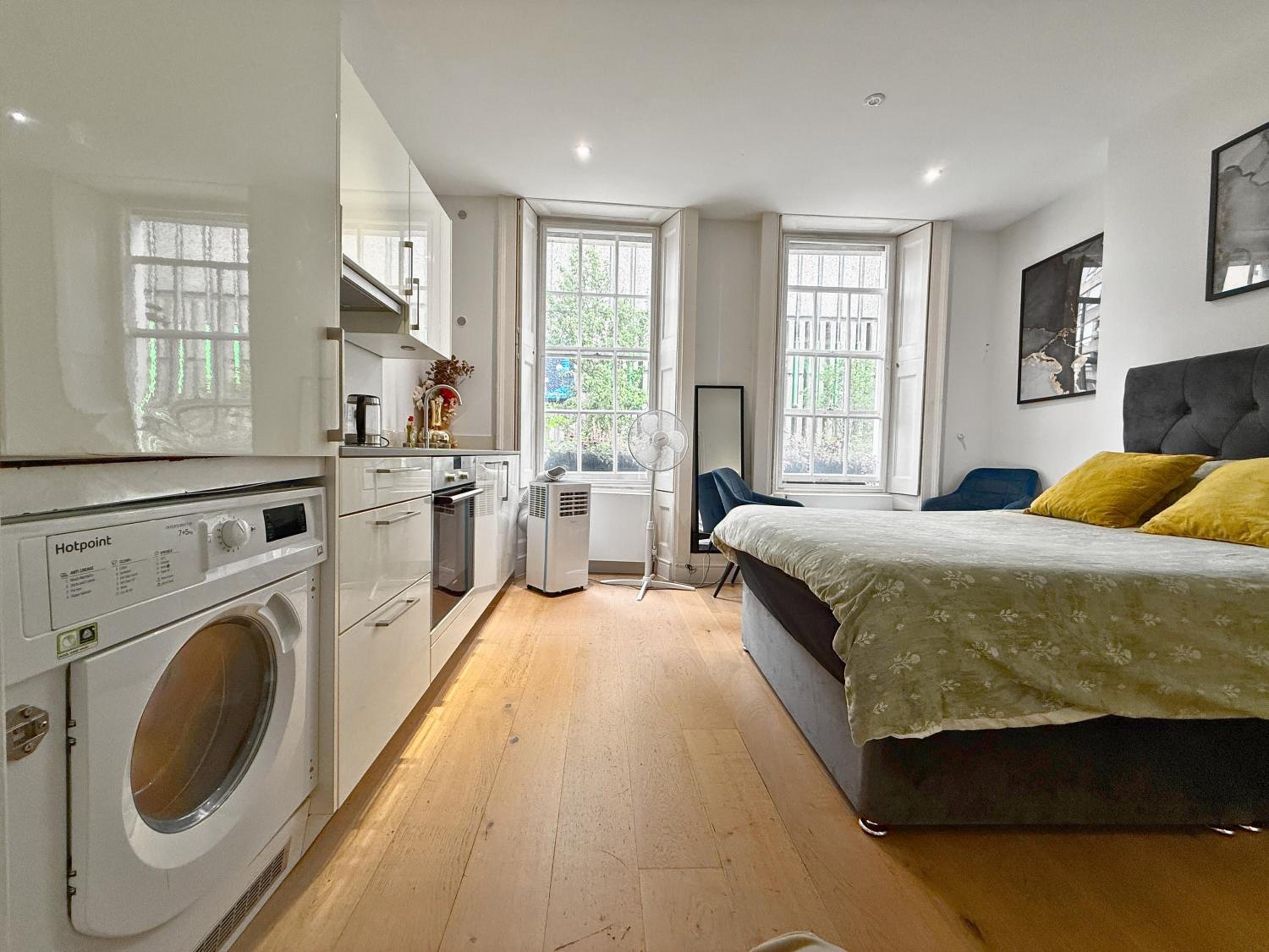 Posh Soho Studio Large Windows by Oxford St, Mayfair W1